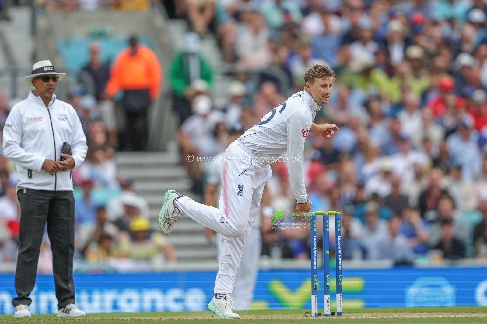 Joe Root of England delivers the ball during the LV= Insurance Ashes Fifth Test Series Day Four match England vs Australia at The Kia Oval, London, United Kingdom, 30th July 2023

(Photo by Mark Cosgrove/News Images)