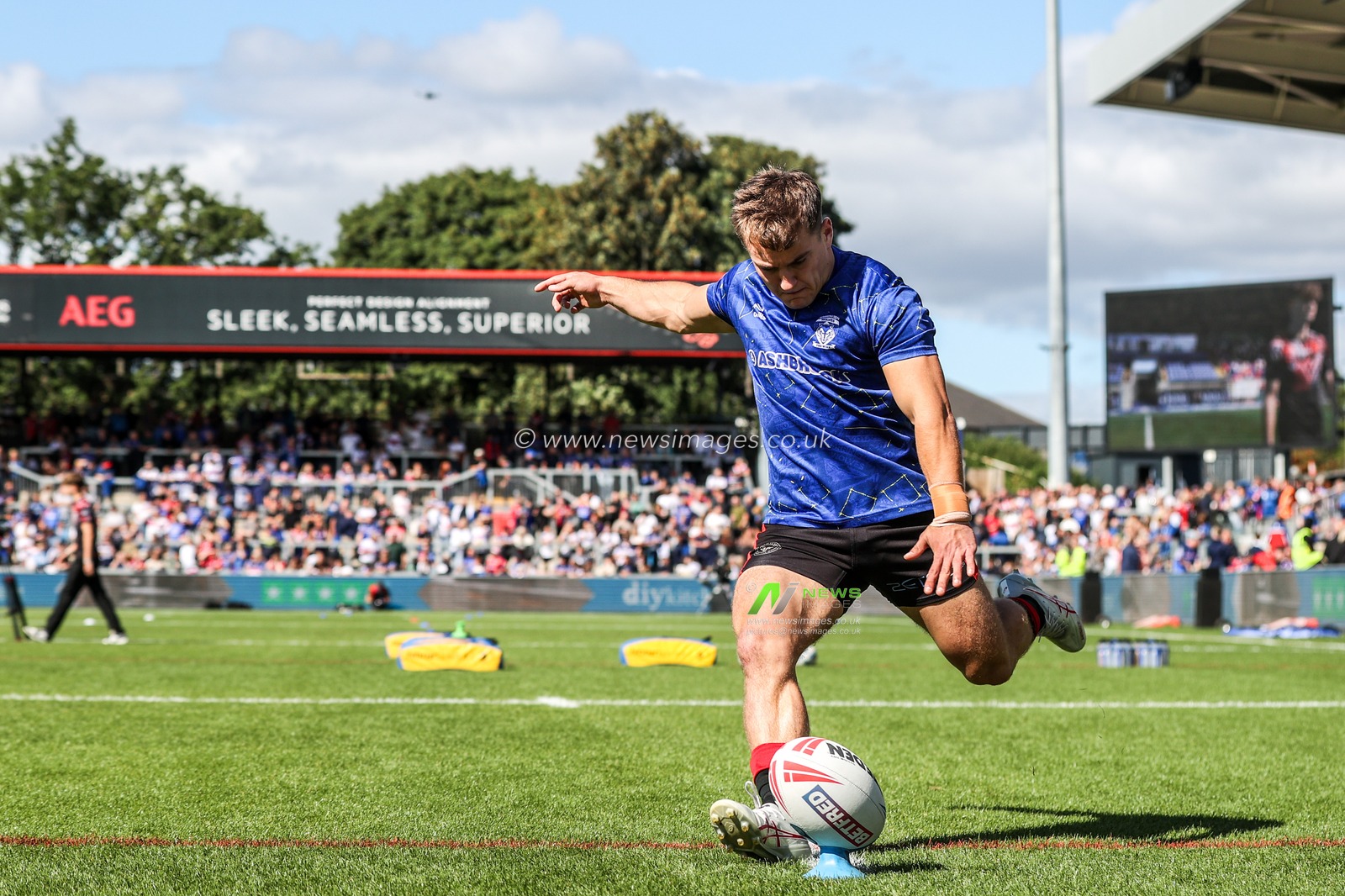 Leon Hayes of Warrington Wolves in the pre-game warm up during the Betfred Super League round 26 match Wakefield Trinity vs Warrington Wolves at DIY Kitchens Stadium, Wakefield, United Kingdom on 05 September 2026

(Photo by Alfie Cosgrove/News Images)