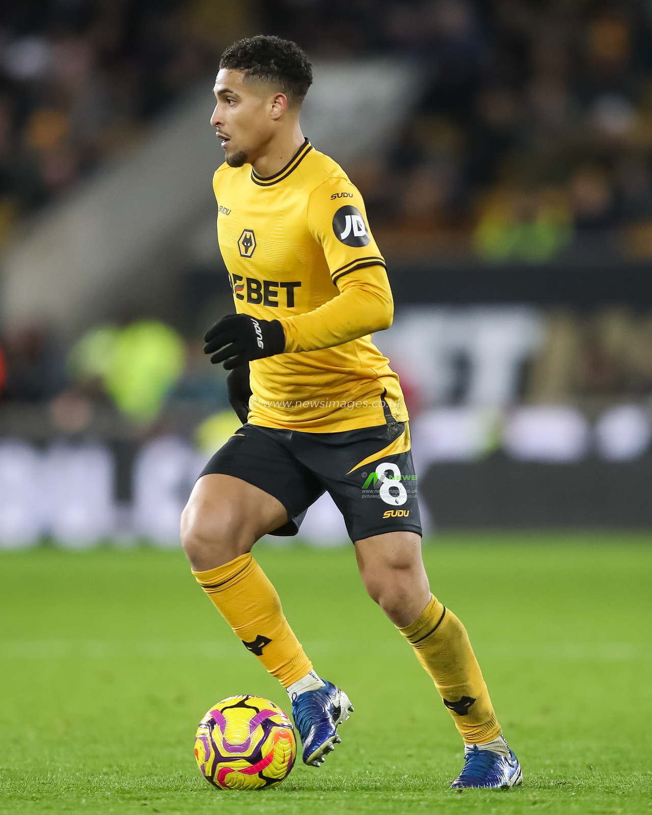 JoÃ£o Gomes of Wolverhampton Wanderers makes a break with the ball during the Premier League match Wolverhampton Wanderers vs Nottingham Forest at Molineux, Wolverhampton, United Kingdom, 6th January 2025

(Photo by Gareth Evans/News Images)