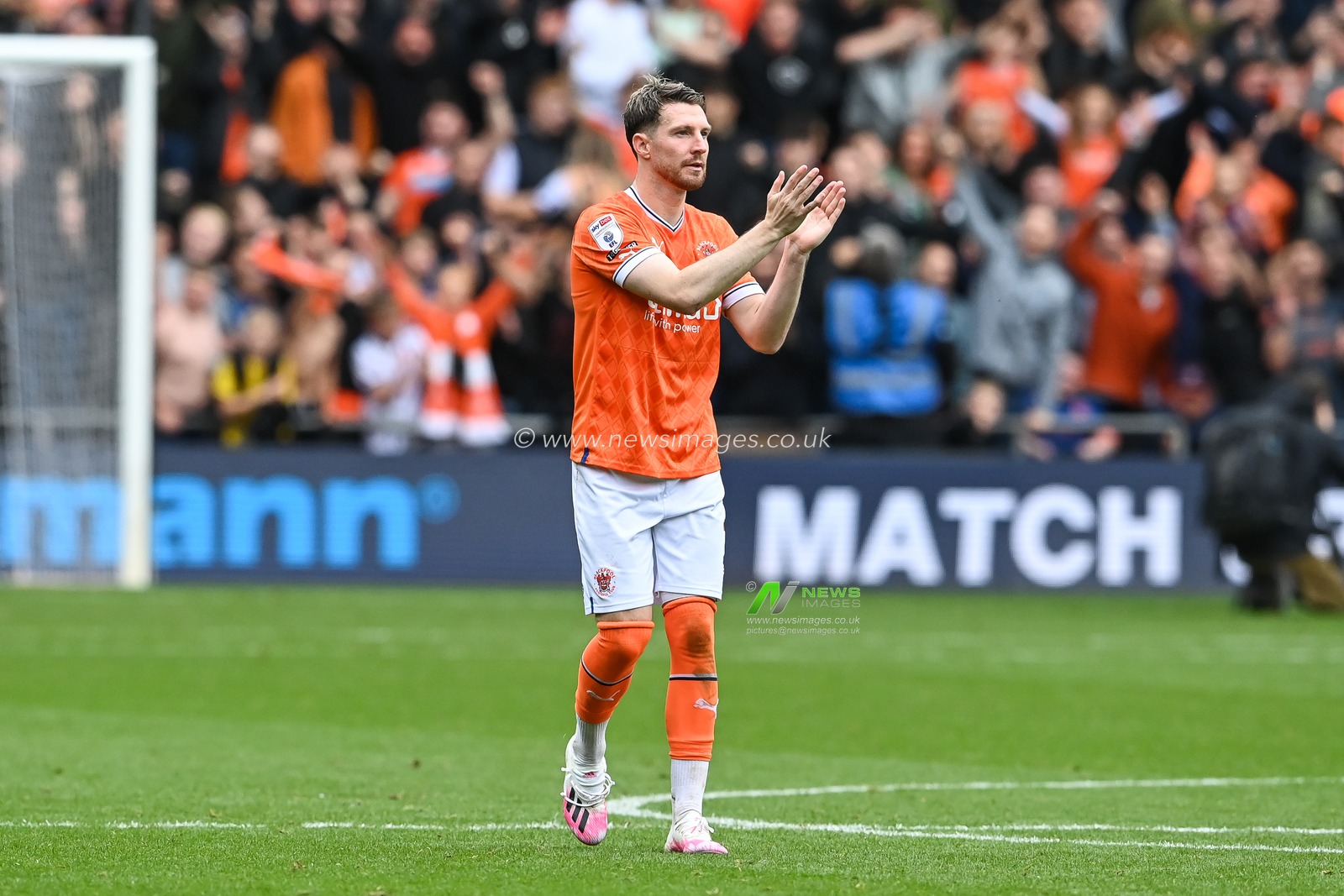 James Husband #3 of Blackpool applauds the fans at the end of the Sky Bet Championship match Blackpool vs Preston North End at Bloomfield Road, Blackpool, United Kingdom, 22nd October 2022

(Photo by Craig Thomas/News Images)