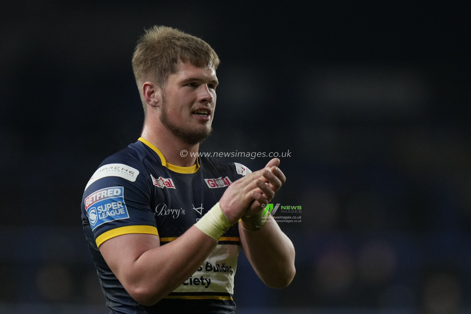 Tom Holroyd #18 of Leeds Rhinos salutes the fans after the Betfred Super League Round 4 match Leeds Rhinos vs Wakefield Trinity at Headingley Stadium, Leeds, United Kingdom, 10th March 2023

(Photo by Steve Flynn/News Images)