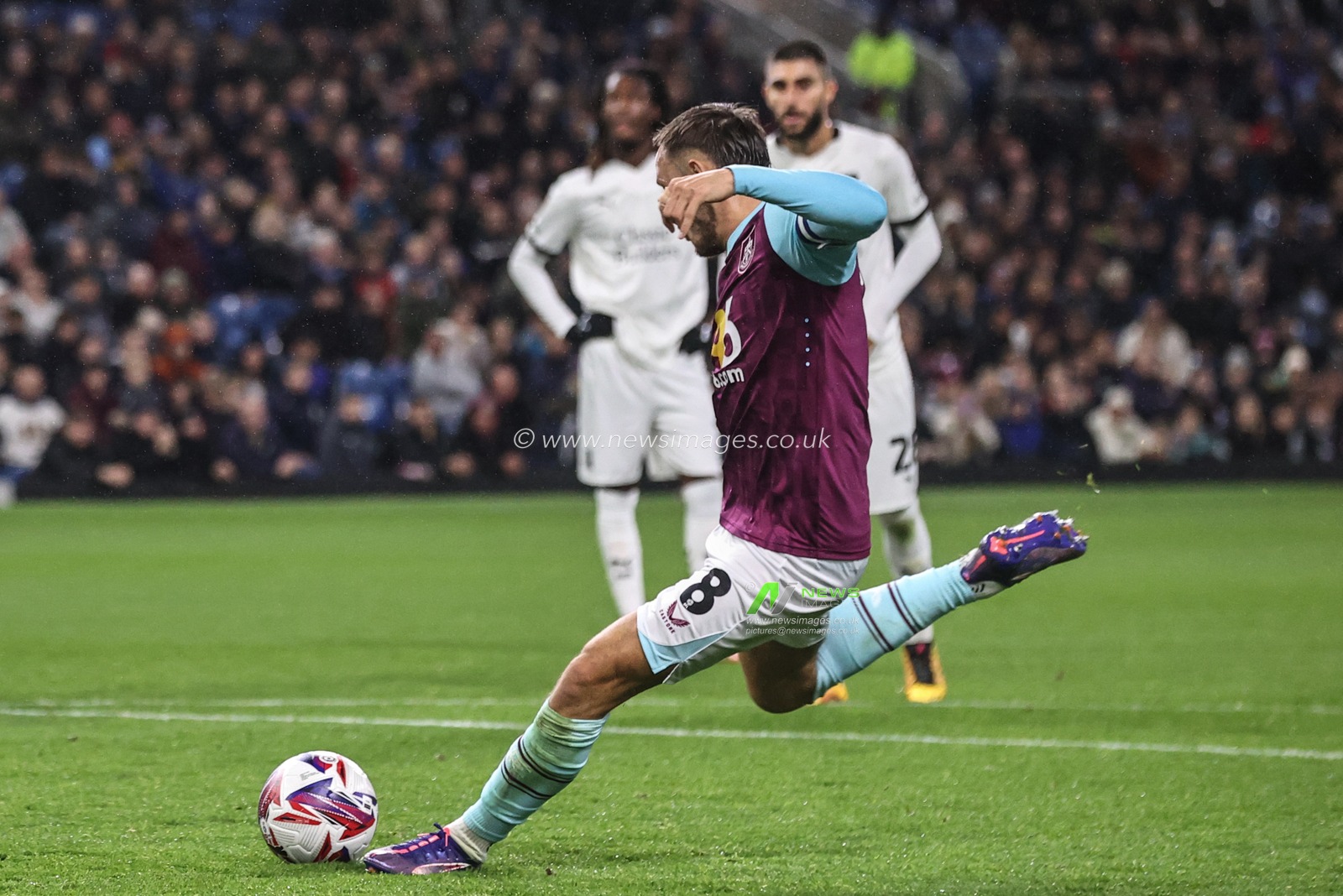 Josh Brownhill of Burnley scores a penalty to make it 1-0 during the Sky Bet Championship match Burnley vs Plymouth Argyle at Turf Moor, Burnley, United Kingdom, 1st October 2024

(Photo by Alfie Cosgrove/News Images)