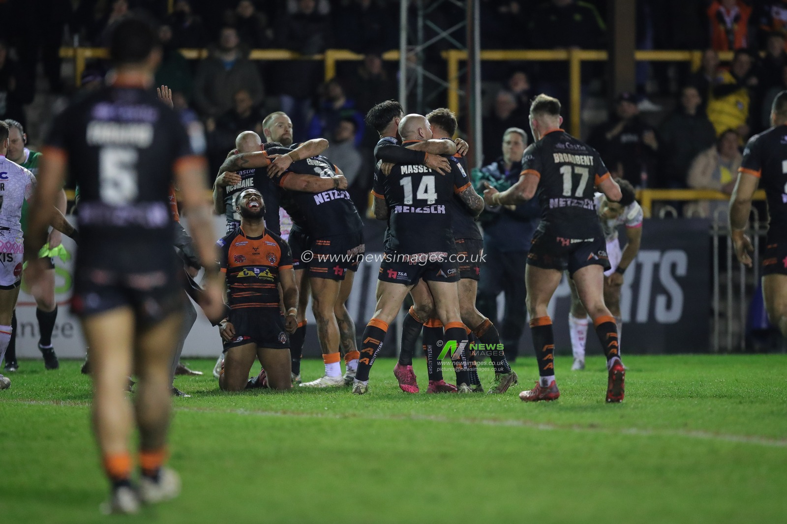 The Castleford Tigers team celebrate the win after the Betfred Super League Round 5 match Castleford Tigers vs Leeds Rhinos at The Mend-A-Hose Jungle, Castleford, United Kingdom, 16th March 2023

(Photo by James Heaton/News Images)
