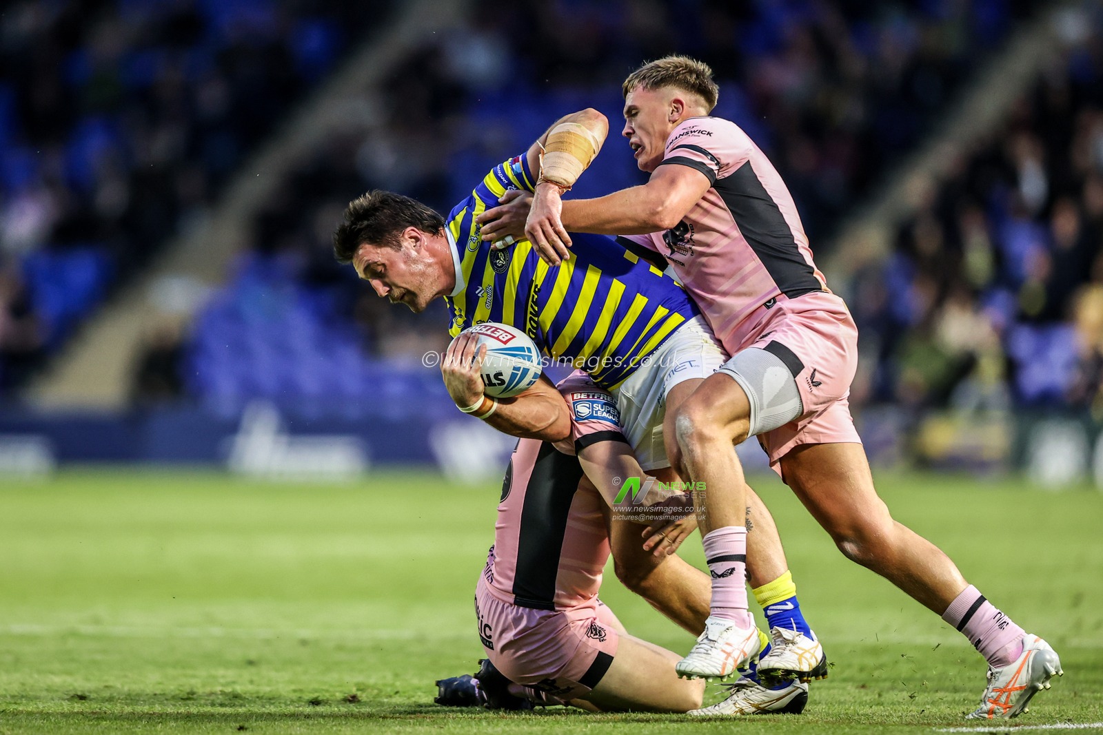 Liam Byrne of Warrington Wolves is tackled during the Betfred Super League round 13 match Warrington Wolves vs Hull FC at The Halliwell Jones Stadium, Warrington, United Kingdom on 05 June 2026

(Photo by Alfie Cosgrove/News Images)