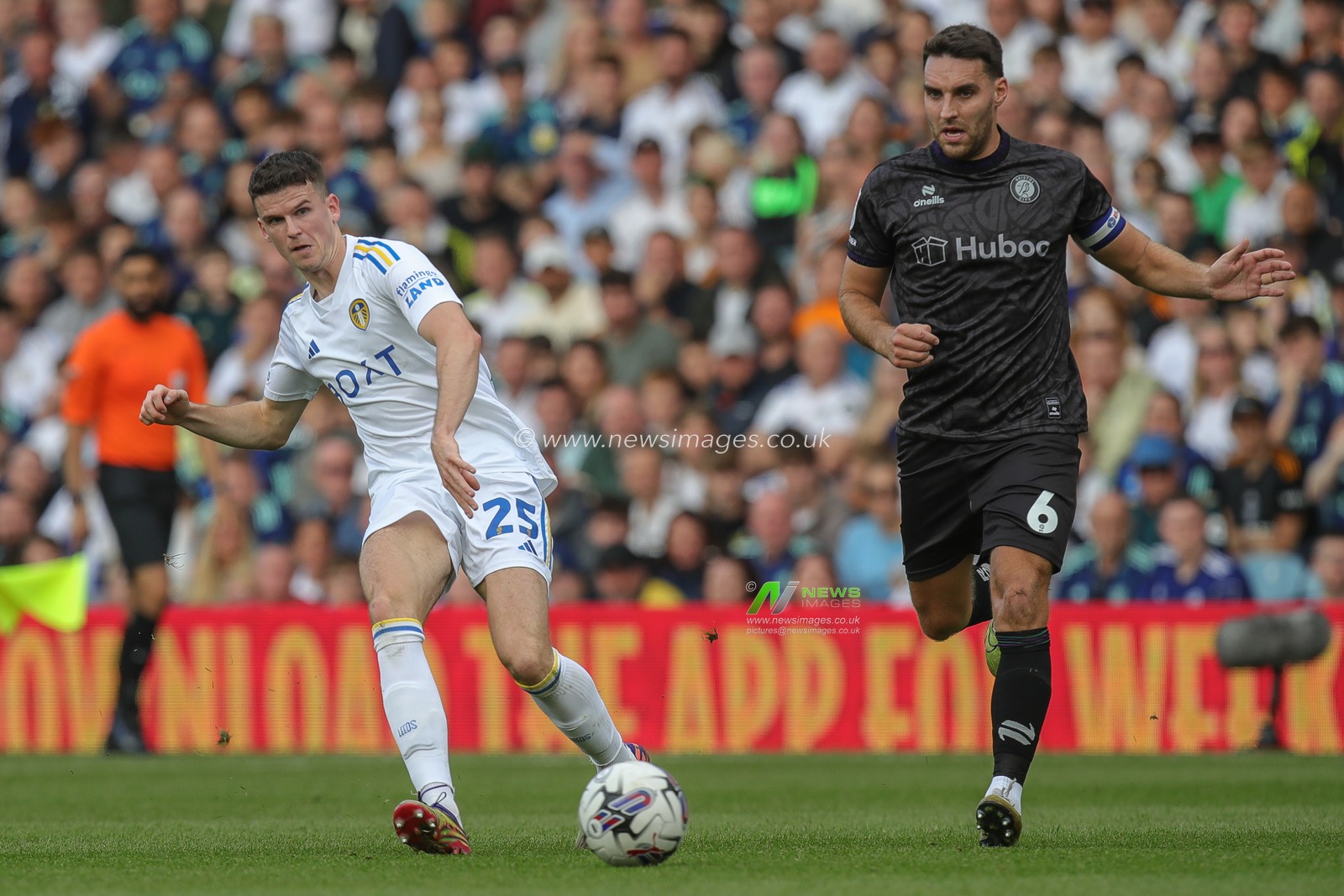 Sam Byram #25 of Leeds United passes the ball during the Sky Bet Championship match Leeds United vs Bristol City at Elland Road, Leeds, United Kingdom, 7th October 2023

(Photo by James Heaton/News Images)