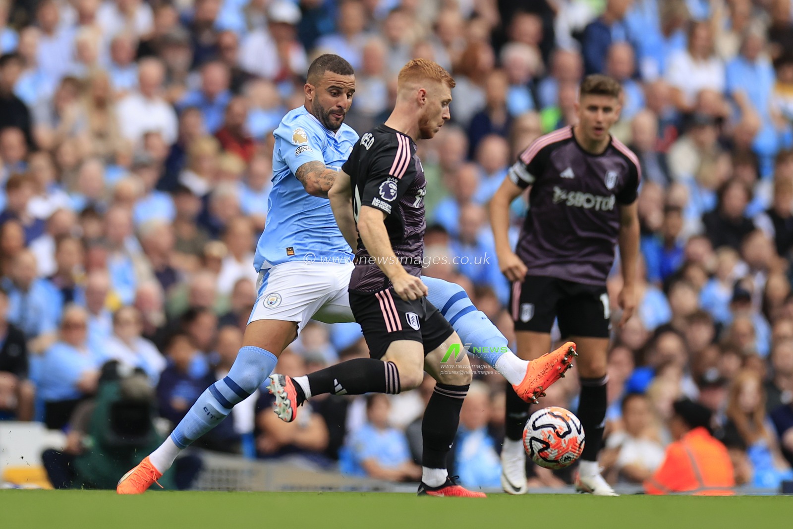 Kyle Walker #2 of Manchester City challenges Harrison Reed #6 of Fulham during the Premier League match Manchester City vs Fulham at Etihad Stadium, Manchester, United Kingdom, 2nd September 2023

(Photo by Conor Molloy/News Images)
