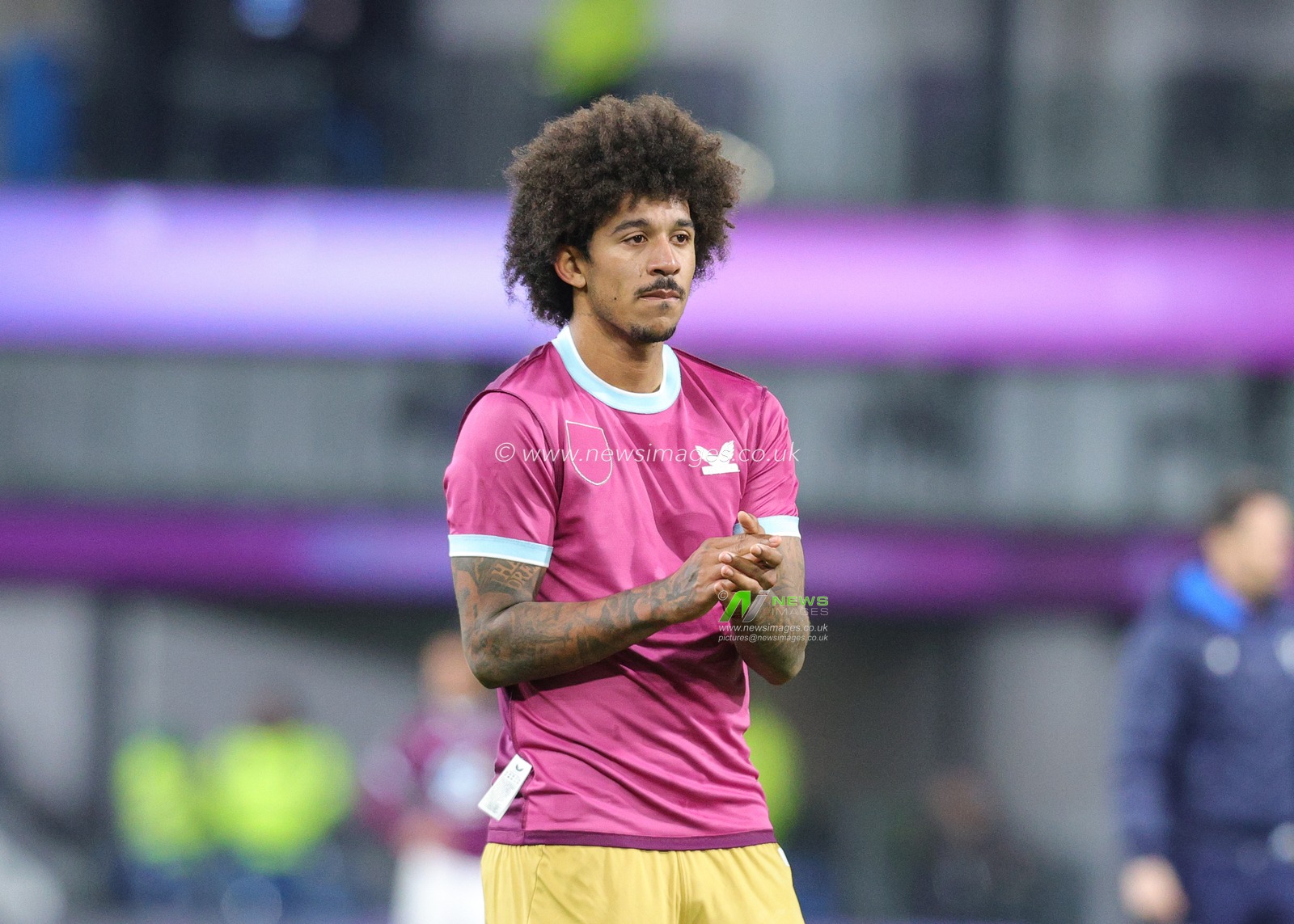 Chris Richards of Crystal Palace applauds the fans after the game during the Premier League match Burnley vs Crystal Palace at Turf Moor, Burnley, United Kingdom, 3rd December 2025

(Photo by Richard Bierton/News Images)

*** GER AUT SUI OUT ***