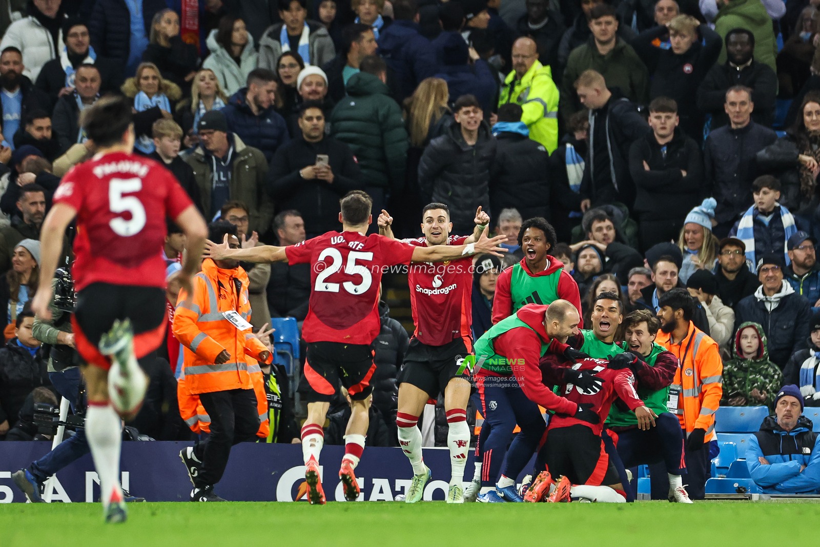 Amad Diallo of Manchester United celebrates his goal to make it 1-2 during the Premier League match Manchester City vs Manchester United at Etihad Stadium, Manchester, United Kingdom, 15th December 2024

(Photo by Mark Cosgrove/News Images)