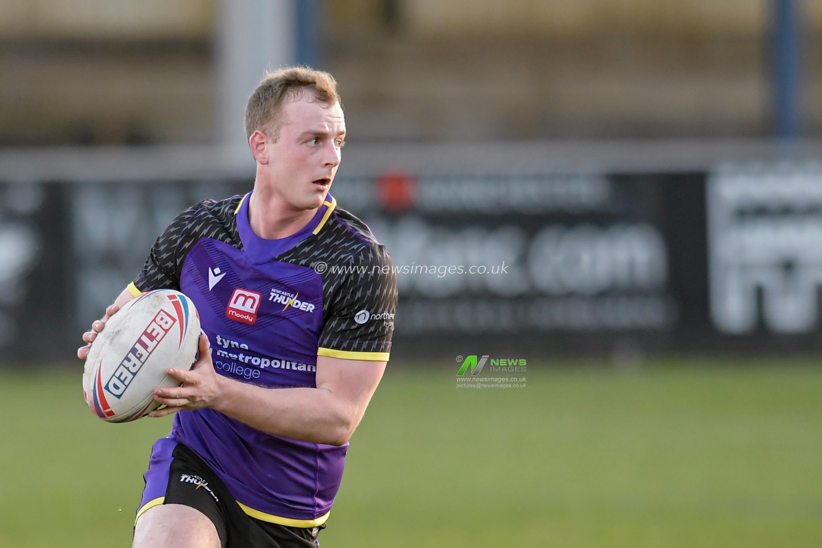 Josh Woods (7) of Newcastle Thunder looks for a passing option