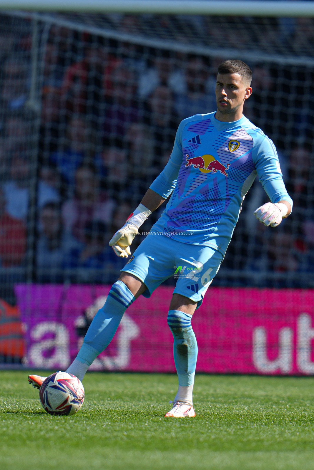 Karl Darlow of Leeds United during the Sky Bet Championship match Luton Town vs Leeds United at Kenilworth Road, Luton, United Kingdom, 5th April 2025

(Photo by Harvey Murphy/News Images)