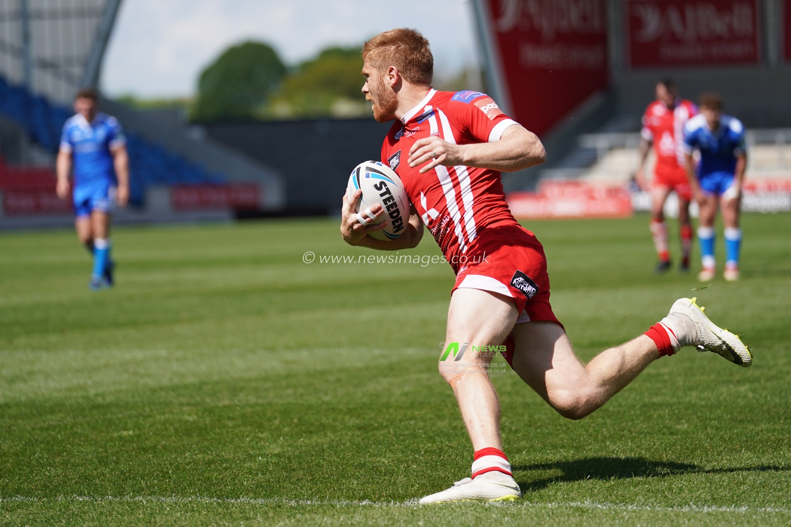 Salford Red Devils's Kris Welham breaks through to scores his sides third try


11th May 2019 , AJ Bell Stadium, Eccles, England; Coral Challenge Cup 2019, Round 6, Salford Red Devils vs Hull KR ;


Credit: Terry Donnelly/News Images