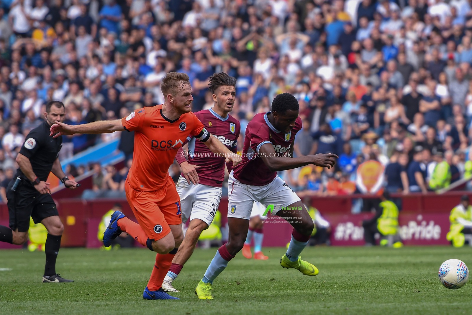 22nd April 2019 , Villa Park, Birmingham, England ; Sky Bet Championship, Aston Villa vs Millwall : Keinan Davis (17) of Aston Villa is pulled back when through on goal, the refeee misses it.

Credit: Gareth Dalley/News Images

English Football League images are subject to DataCo Licence