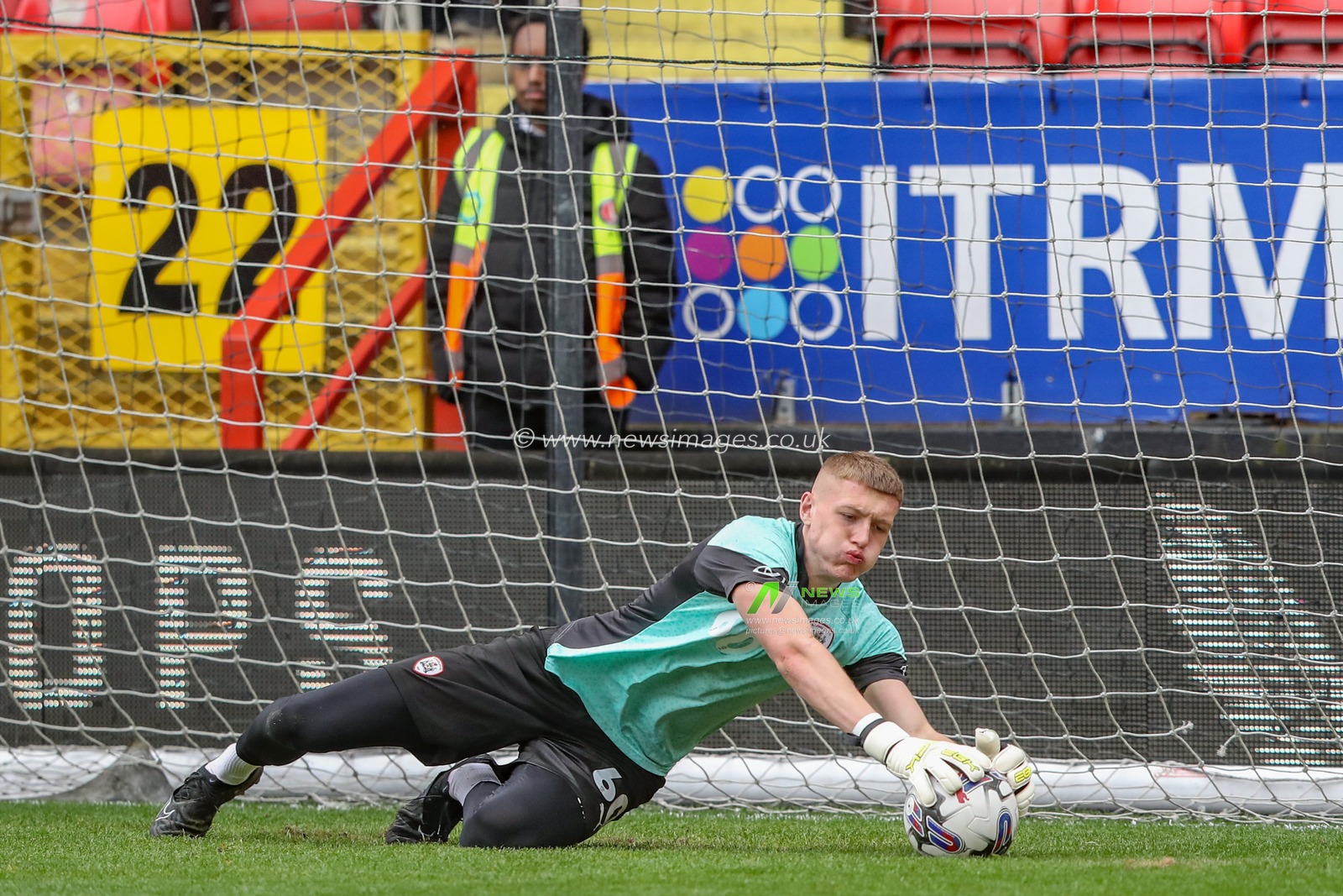 Rogan Ravenhill of Barnsley in the pregame warmup session during the Sky Bet League 1 match Charlton Athletic vs Barnsley at The Valley, London, United Kingdom, 6th April 2024

(Photo by Alfie Cosgrove/News Images)