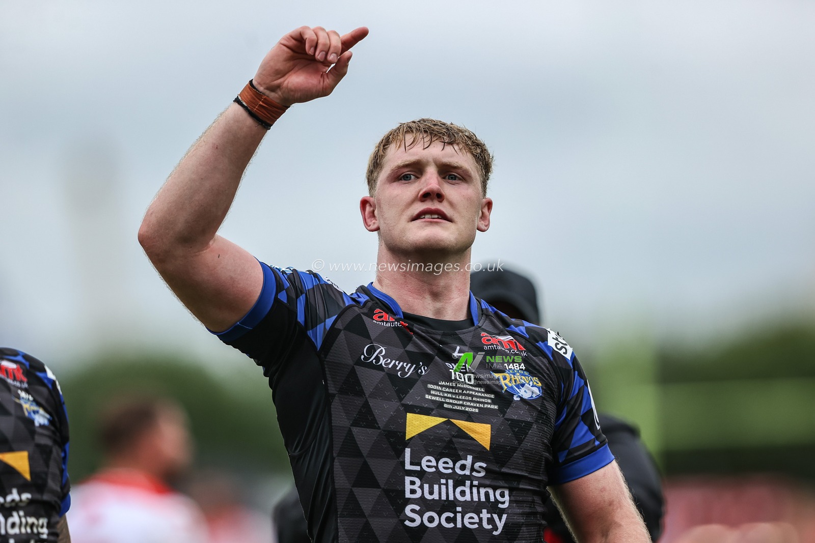 James McDonnell of Leeds Rhinos applauds the fans after the game during the Betfred Super League round 17 match Hull KR vs Leeds Rhinos at Sewell Group Craven Park, Kingston upon Hull, United Kingdom, 6th July 2025

(Photo by Alfie Cosgrove/News Images)