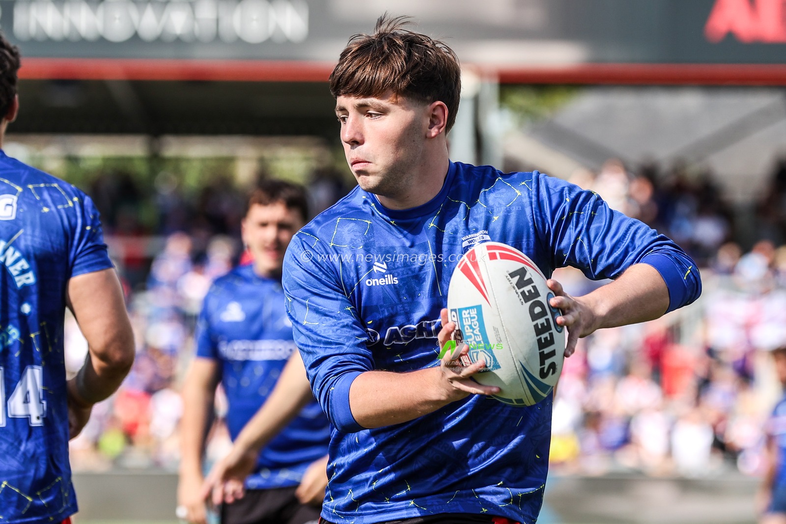 Charlie Mckler of Warrington in the pre-game warm up during the Betfred Super League round 26 match Wakefield Trinity vs Warrington Wolves at DIY Kitchens Stadium, Wakefield, United Kingdom on 05 September 2026

(Photo by Alfie Cosgrove/News Images)