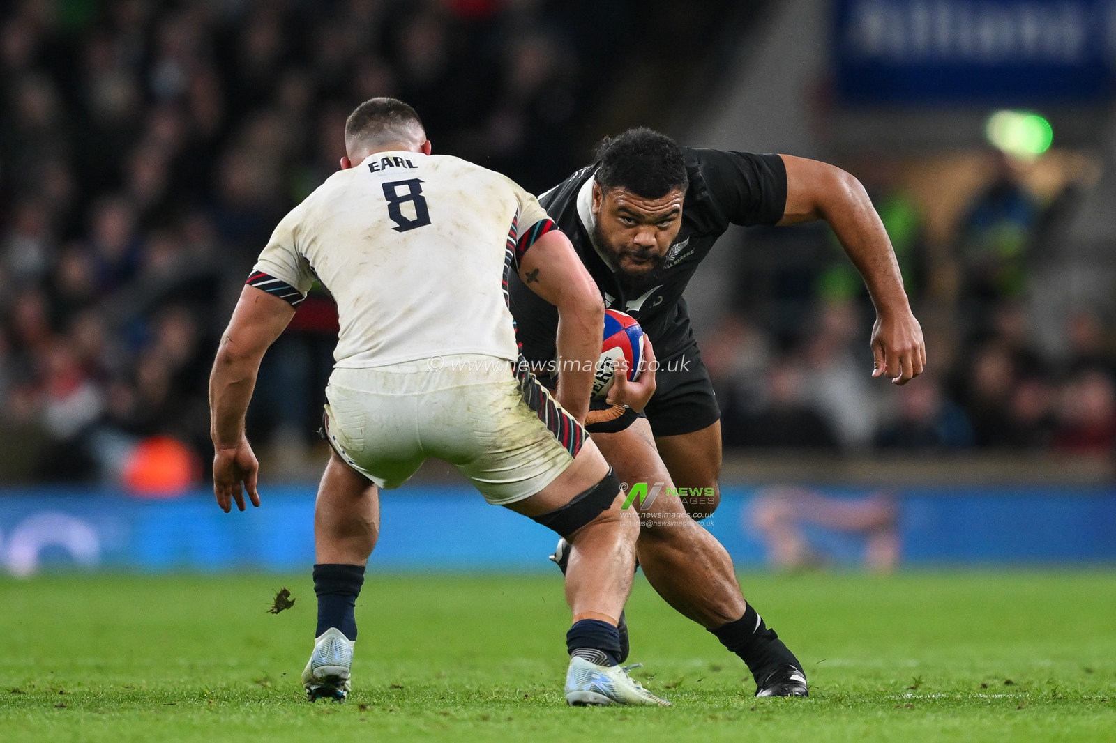 Tyrel Lomax of New Zealand takes on Ben Earl of England during the Autumn Nations Series match England vs New Zealand at Allianz Stadium,, Twickenham, United Kingdom, 2nd November 2024

(Photo by Craig Thomas/News Images)