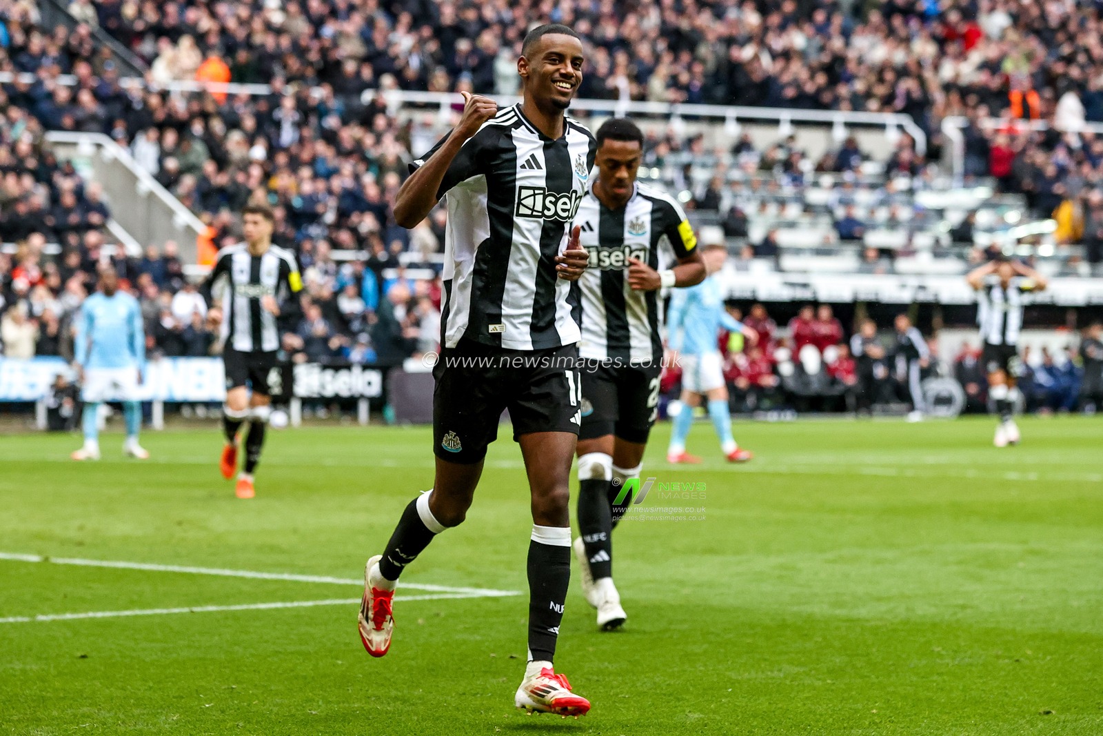 Alexander Isak of Newcastle United celebrates his penalty to make it 3-1 during the Premier League match Newcastle United vs Nottingham Forest at St. James's Park, Newcastle, United Kingdom, 23rd February 2025

(Photo by Alfie Cosgrove/News Images)