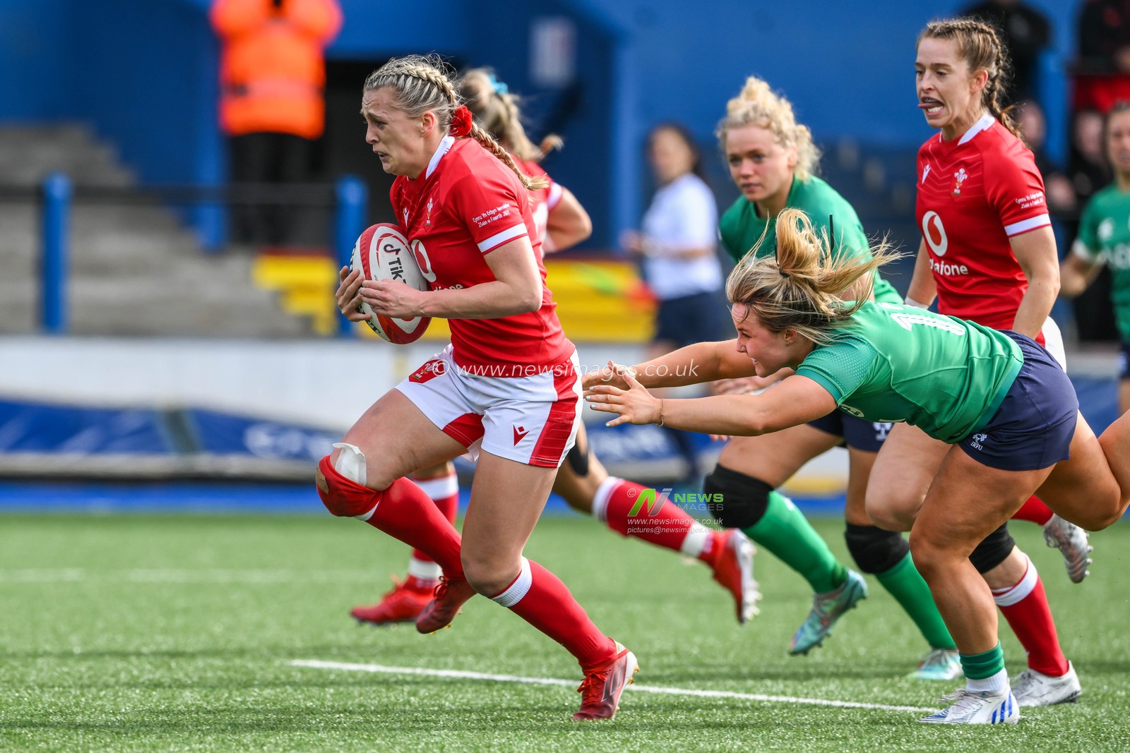 Hannah Jones of Wales makes a break during the TikTok Womenâ€™s Six Nations match Wales vs Ireland at BT Cardiff Arms Park, Cardiff, United Kingdom, 25th March 2023

(Photo by Craig Thomas/News Images)