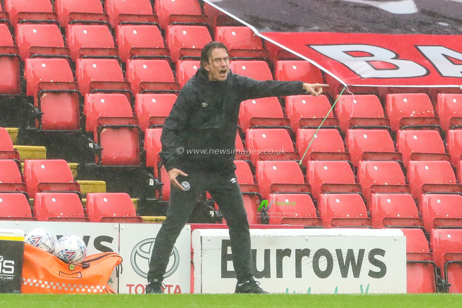 29th September 2019, Oakwell, Barnsley, England; Sky Bet Championship, Barnsley v Brentford : Thomas Frank manager of Brentford gives his team instructions 

Credit: Mark Cosgrove/News Images