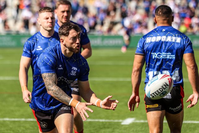 Matty Ashton of Warrington Wolves in the pre-game warm up during the Betfred Super League round 26 match Wakefield Trinity vs Warrington Wolves at DIY Kitchens Stadium, Wakefield, United Kingdom on 05 September 2026

(Photo by Alfie Cosgrove/News Images)
