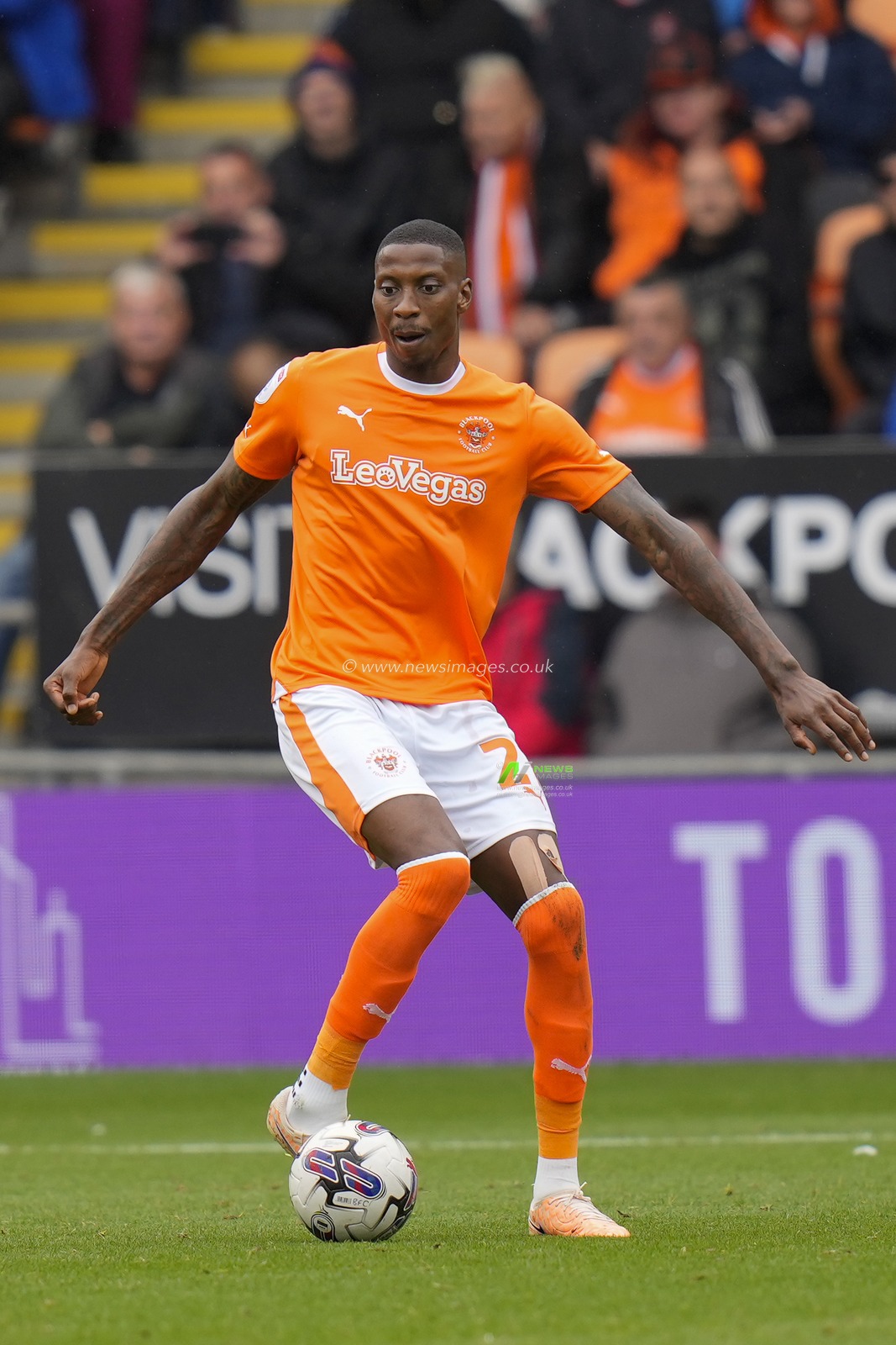 Marvin Ekpiteta #21 of Blackpool during the Sky Bet League 1 match Blackpool vs Burton Albion at Bloomfield Road, Blackpool, United Kingdom, 5th August 2023

(Photo by Steve Flynn/News Images)