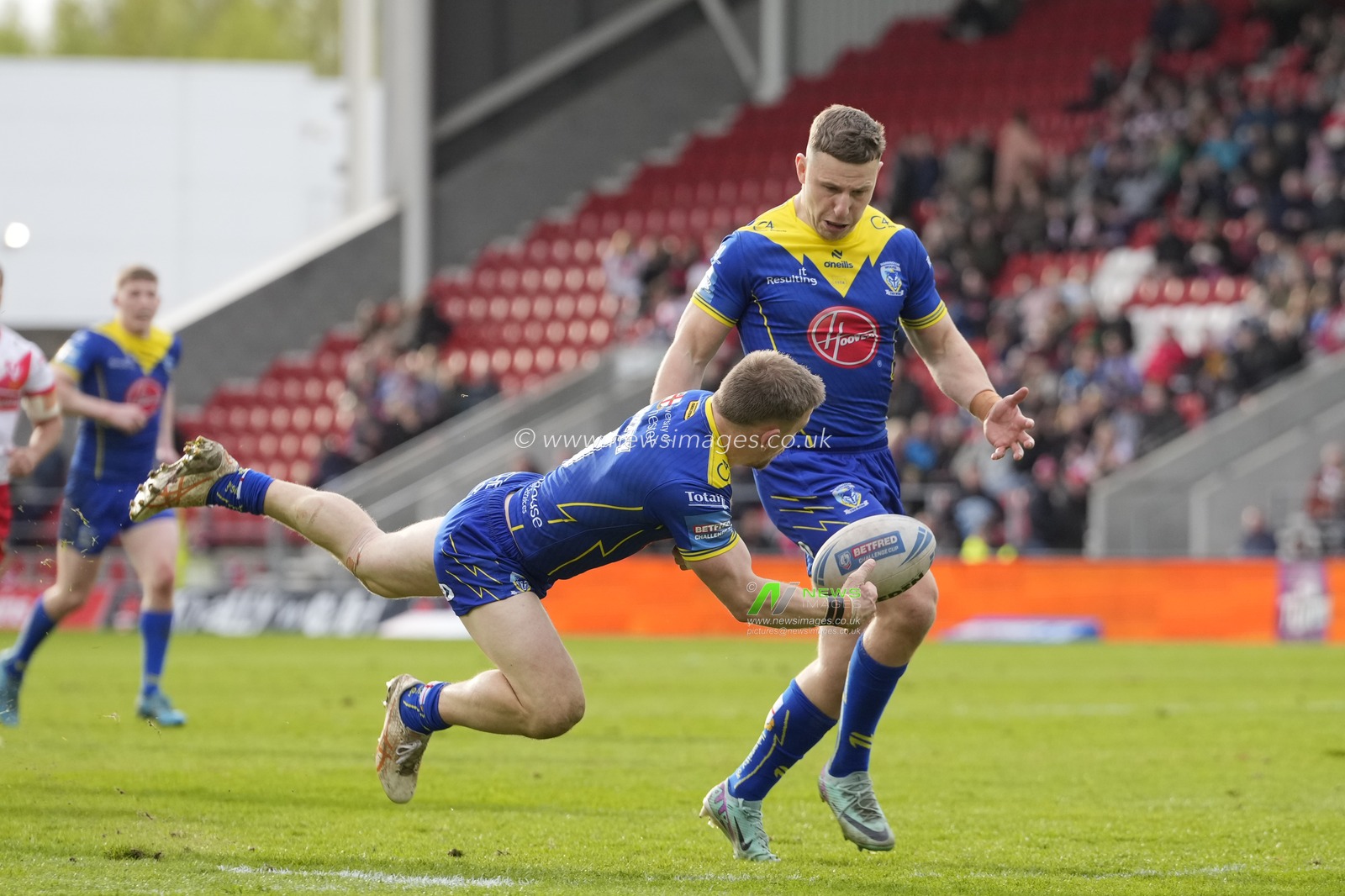 Matt Dufty of Warrington Wolves offloads the ball to George Williams of Warrington Wolves who went on to score a try during the Betfred Challenge Cup Quarter Final match St Helens vs Warrington Wolves at Totally Wicked Stadium, St Helens, United Kingdom, 14th April 2024

(Photo by Steve Flynn/News Images)