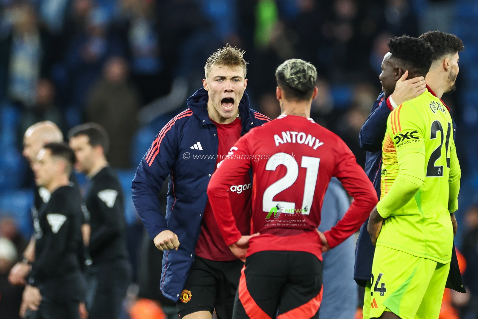 Rasmus HÃ¸jlund of Manchester United celebrates his sides victory in Premier League match Manchester City vs Manchester United at Etihad Stadium, Manchester, United Kingdom, 15th December 2024

(Photo by Mark Cosgrove/News Images)