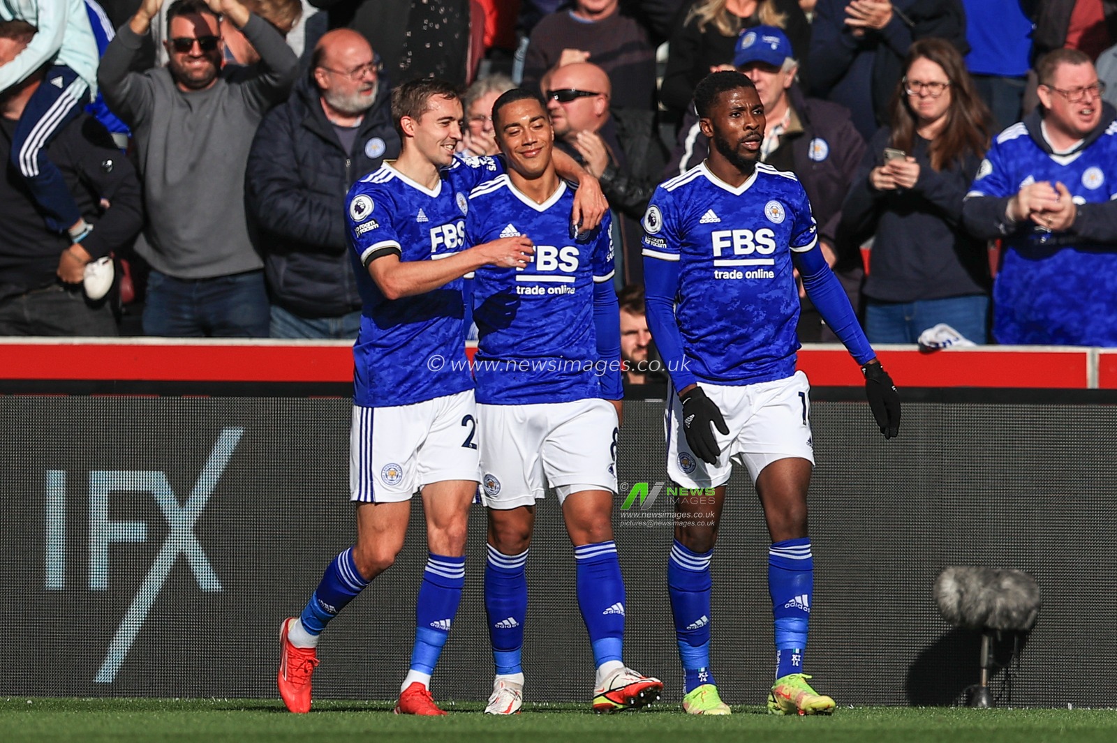 Youri Tielemans #8 of Leicester City celebrates his goal to make it 0-1 with team mates