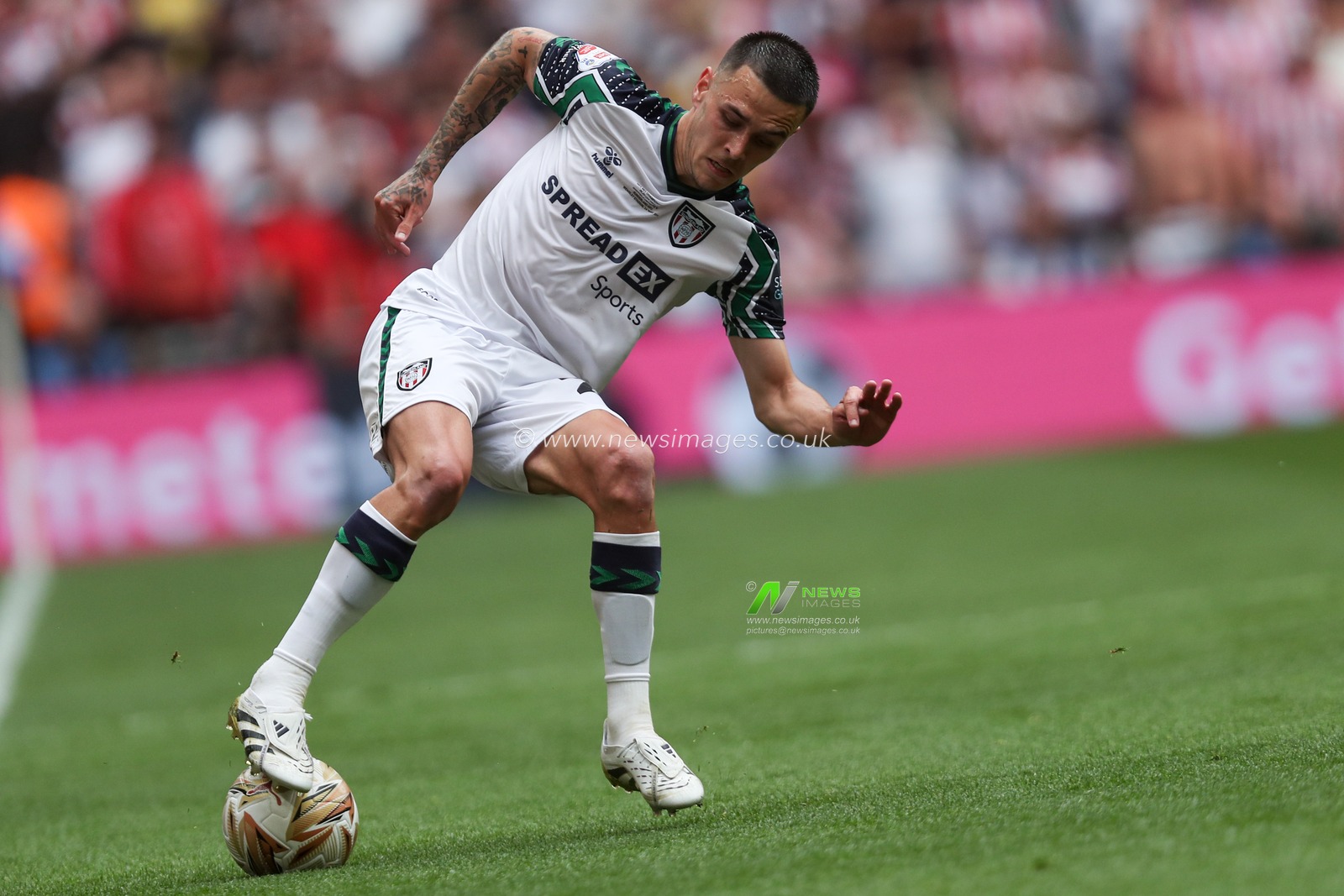Enzo Le FÃ©e of Sunderland controls the ball during the Sky Bet Championship Playoff Final match Sheffield United vs Sunderland at Wembley Stadium, London, United Kingdom, 24th May 2025

(Photo by Izzy Poles/News Images)