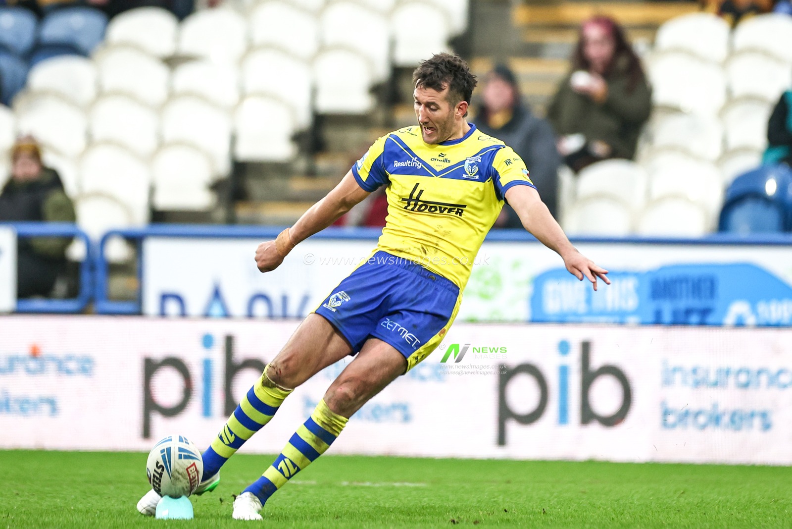 Stefan Ratchford of Warrington Wolves converts for a goal during the Betfred Super League Round 1 match Huddersfield Giants vs Warrington Wolves at John Smith's Stadium, Huddersfield, United Kingdom, 16th February 2025

(Photo by Mark Cosgrove/News Images)