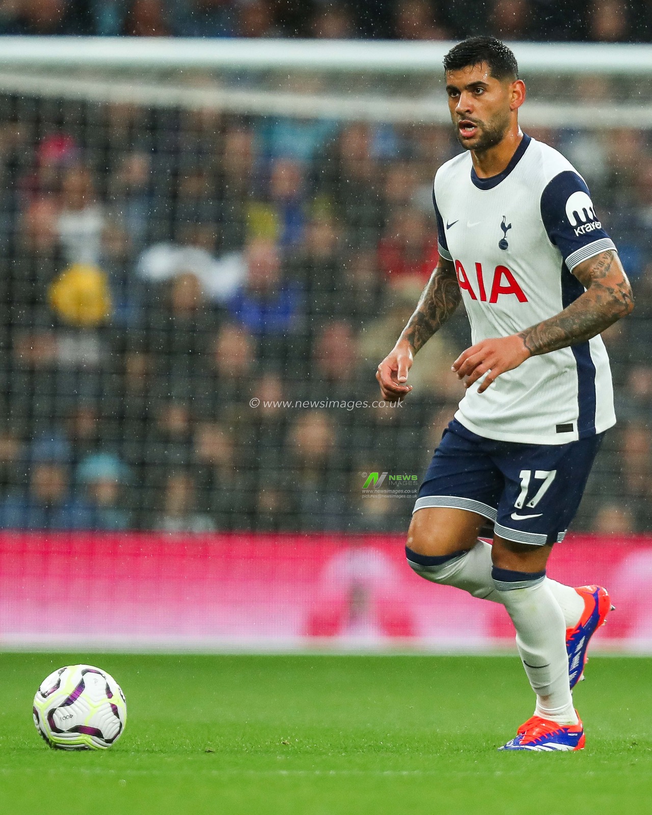 Cristian Romero of Tottenham Hotspur runs with the ball during the Premier League match Tottenham Hotspur vs Everton at Tottenham Hotspur Stadium, London, United Kingdom, 24th August 2024

(Photo by Izzy Poles/News Images)