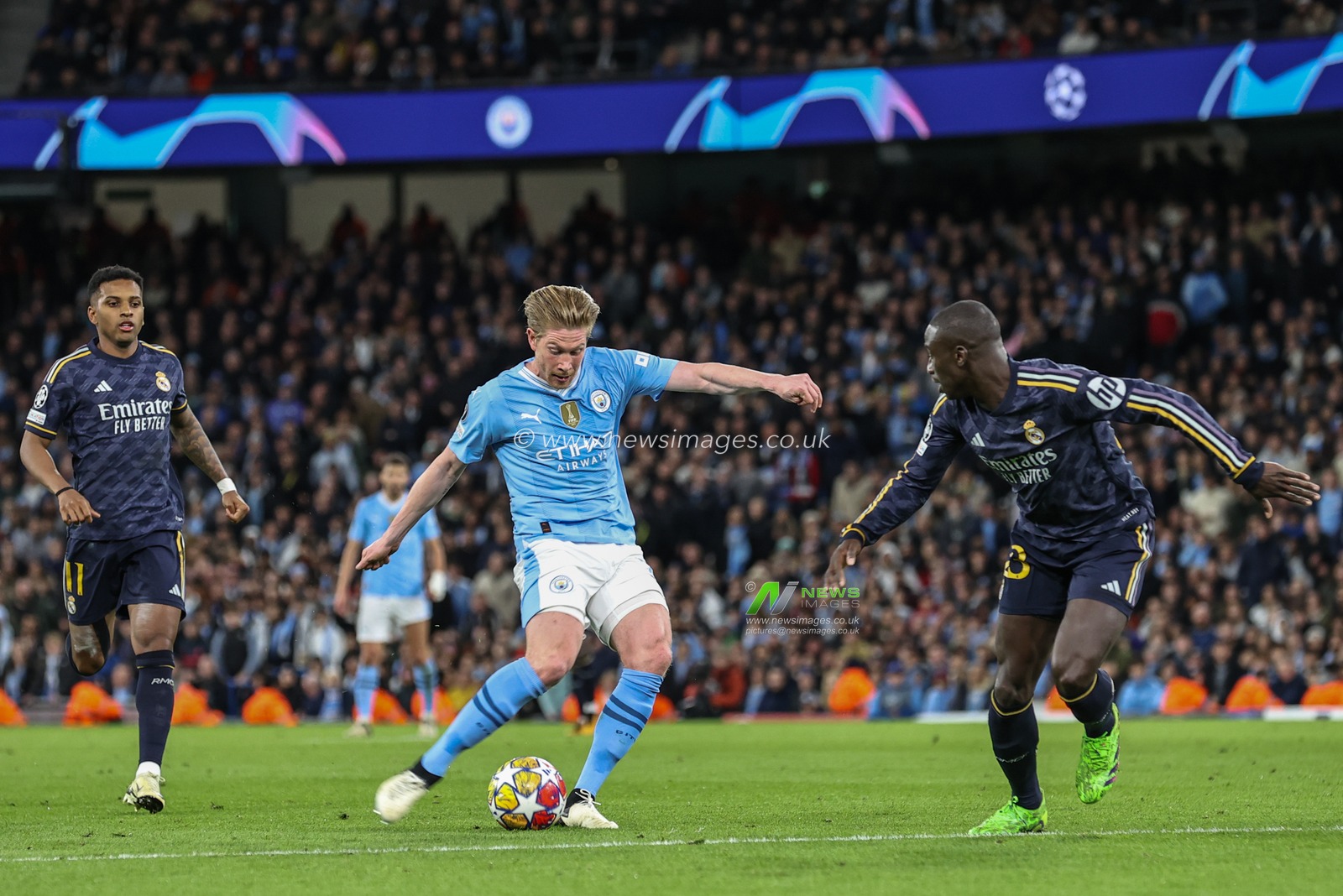 Kevin De Bruyne of Manchester City takes a shot on goal during the UEFA Champions League Quarter Final Manchester City vs Real Madrid at Etihad Stadium, Manchester, United Kingdom, 17th April 2024

(Photo by Mark Cosgrove/News Images)