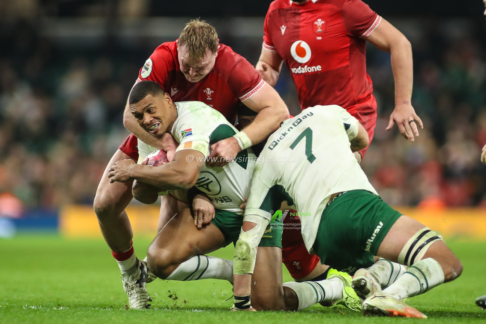 Damian Willemse of South Africa is tackled by Dewi Lake of Wales during the Quilter Nations Series 2025 match Wales vs South Africa at Principality Stadium, Cardiff, United Kingdom, 29th November 2025

(Photo by Andrew Lewis/News Images)

*** GER AUT SUI OUT ***
