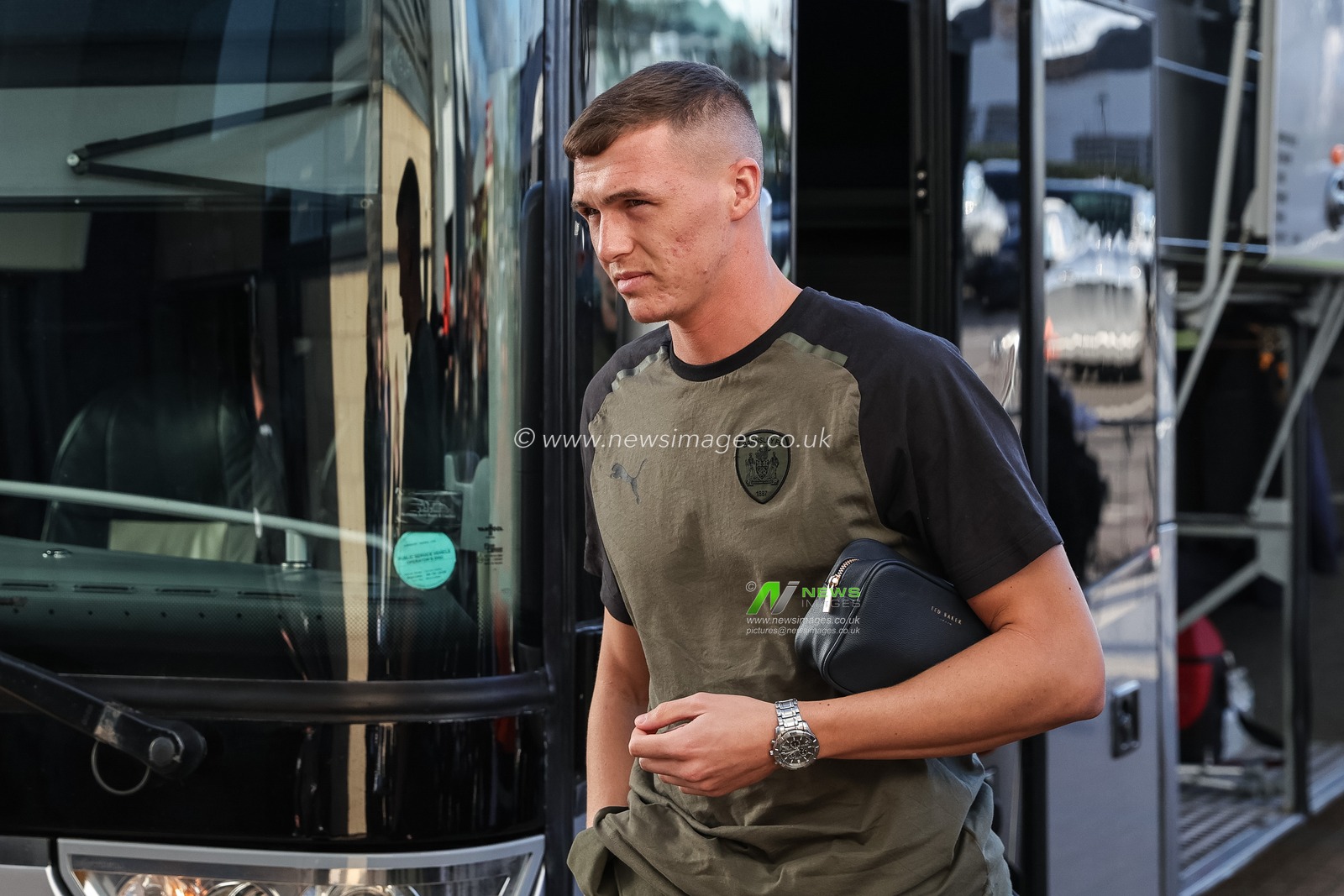 Jack Shepherd #41 of Barnsley arrives during the Sky Bet League 1 match Derby County vs Barnsley at Pride Park Stadium, Derby, United Kingdom, 11th November 2023

(Photo by Mark Cosgrove/News Images)