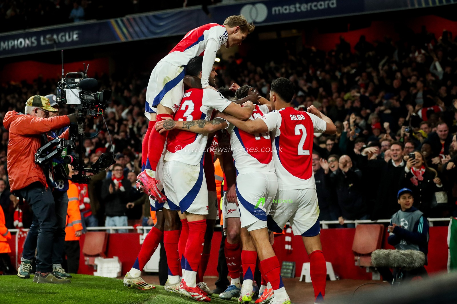 Declan Rice of Arsenal celebrates his goal with teammates to make it 1-0 during the UEFA Champions League Quarter-finals match Arsenal vs Real Madrid at Emirates Stadium, London, United Kingdom, 8th April 2025

(Photo by Izzy Poles/News Images)
