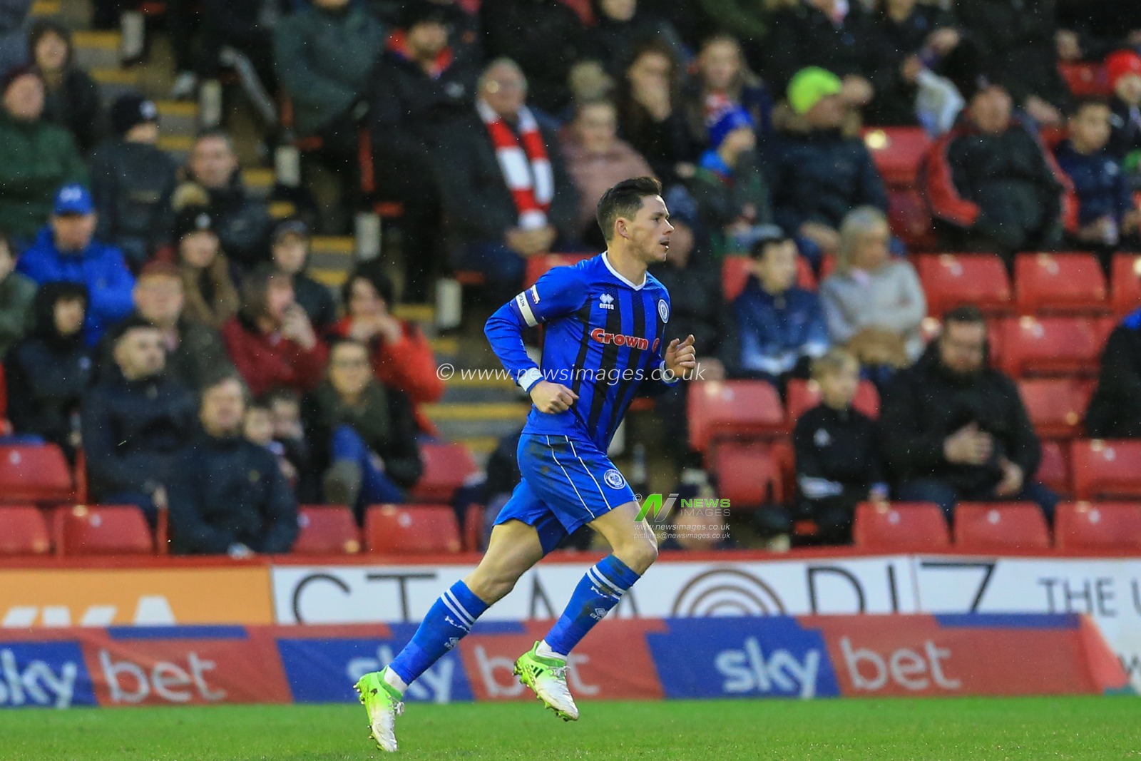 26th January 2019, Oakwell, Barnsley, England; Sky Bet League One, Barnsley vs Rochdale ;  Ian Henderson (40) of Rochdale celebrates his goal to make it 0-1


Credit: Mark Cosgrove/News Images

English Football League images are subject to DataCo Licence
