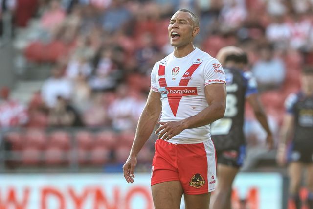Moses Mbye of St. Helens gives team mates instructions during the Betfred Super League round 15 match St Helens vs Leeds Rhinos at Totally Wicked Stadium, St Helens, United Kingdom, 20th June 2025

(Photo by Alfie Cosgrove/News Images)