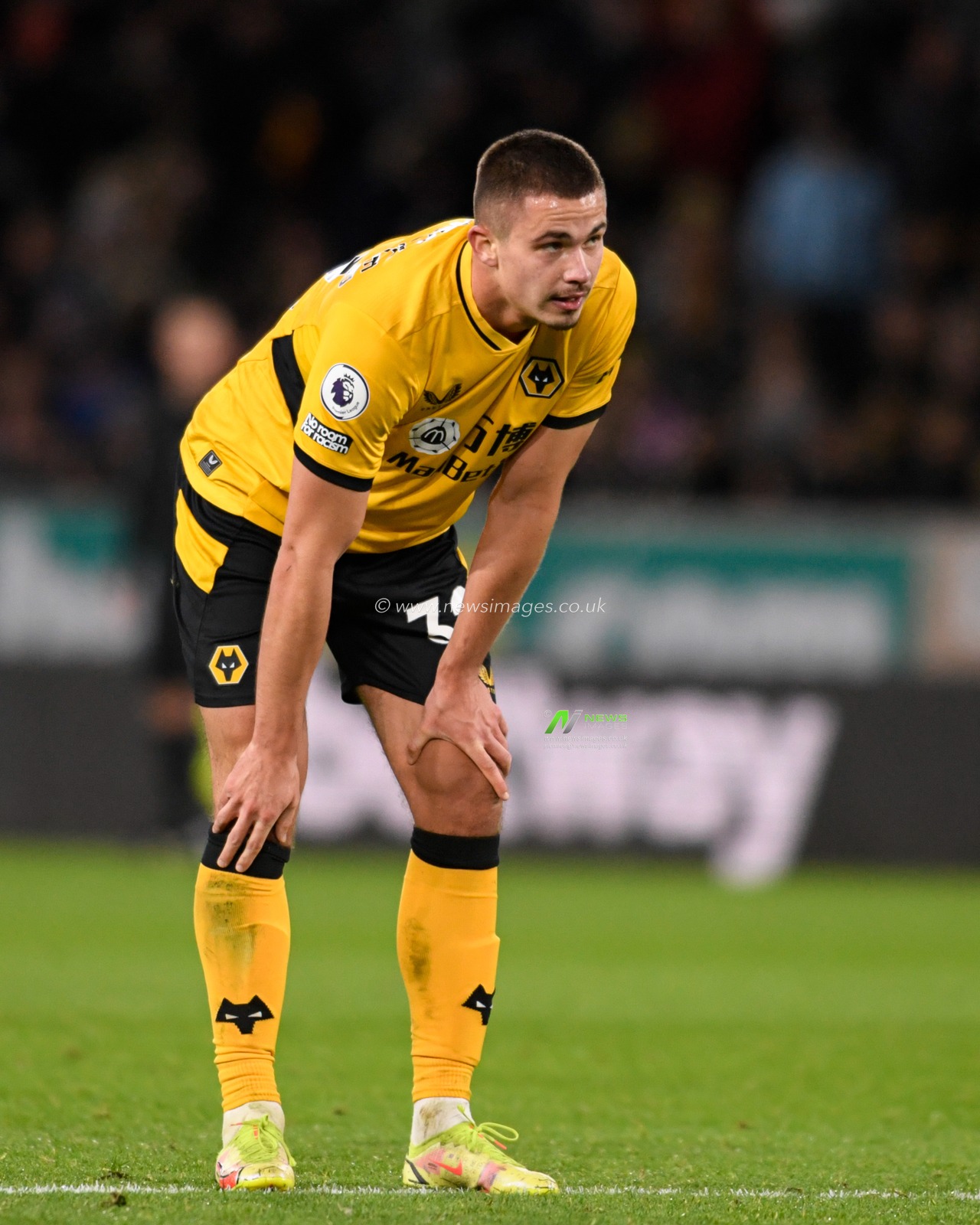 Leander Dendoncker #32 of Wolverhampton Wanderers takes a breather during the game