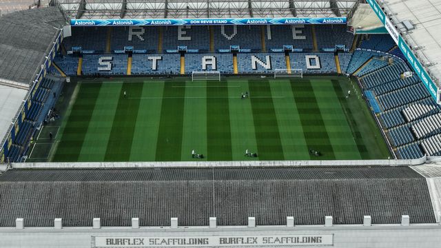 Ground staff make the Final Cut the the grass during the Premier League match Leeds United vs Manchester City at Elland Road, Leeds, United Kingdom on 28 February 2026

(Photo by Mark Cosgrove/News Images)