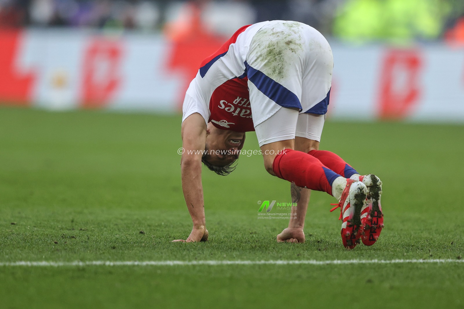 Leandro Trossard of Arsenal goes down with an injury during the Premier League match Leicester City vs Arsenal at King Power Stadium, Leicester, United Kingdom, 15th February 2025

(Photo by Alfie Cosgrove/News Images)