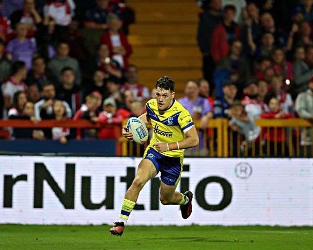 Josh Thewlis of Warrington Wolves runs in to score a try during the Betfred Super League round 27 match Hull KR vs Warrington Wolves at Sewell Group Craven Park, Kingston upon Hull, United Kingdom, 18th September 2025(Photo by Sam Eaden/News Images)