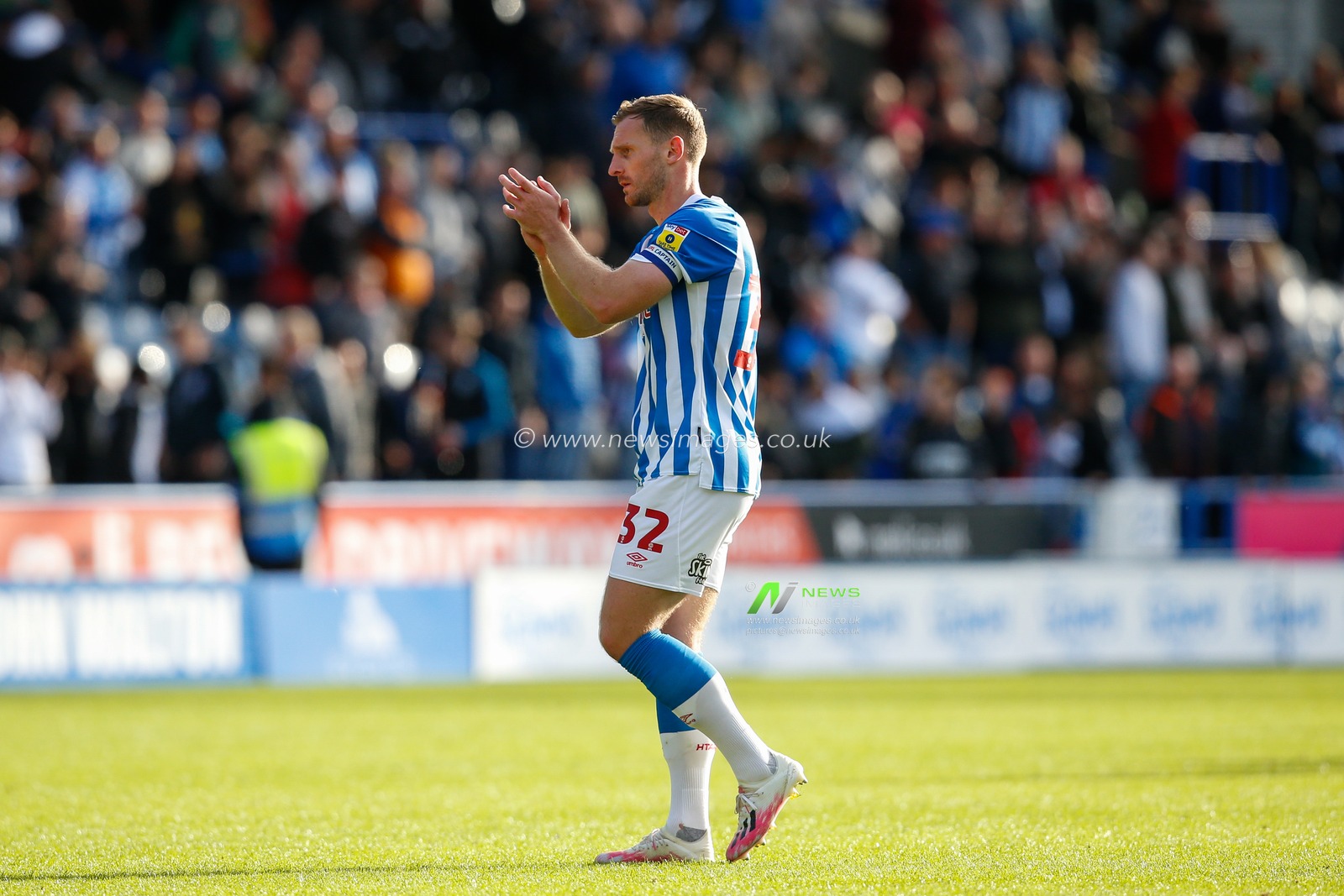 Tom Lees #32 of Huddersfield Town celebrates winning the Sky Bet Championship match Huddersfield Town vs Cardiff City at John Smith's Stadium, Huddersfield, United Kingdom, 17th September 2022

(Photo by Ben Early/News Images)