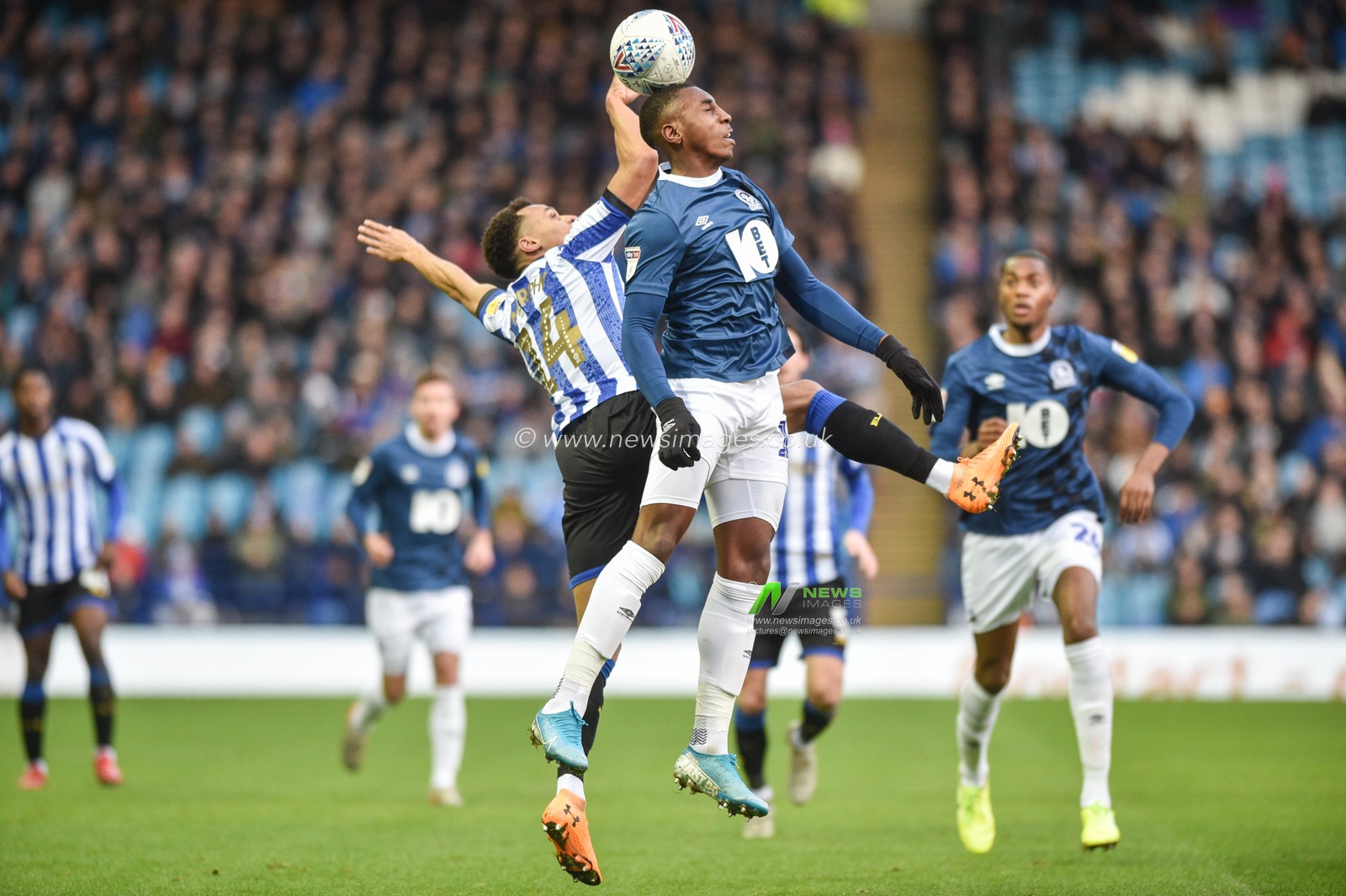18th January 2020, Hillsborough, Sheffield, England; Sky Bet Championship, Sheffield Wednesday v Blackburn Rovers :Jacob Murphy (14) of Sheffield Wednesday and Tosin Adarabioyo (24) of Blackburn Rovers challenge in the air.

Credit: Dean Williams/News Images