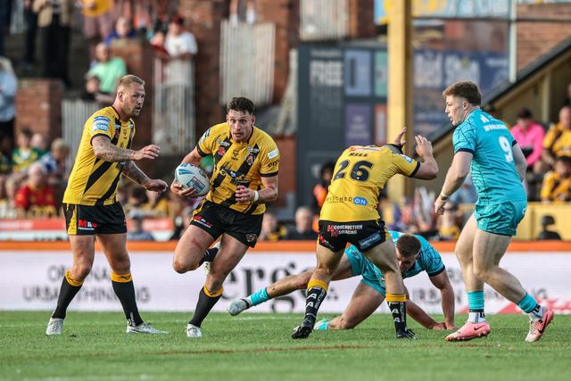 Sam Wood of Castleford Tigers breaks with the ball during the Betfred Super League round 17 match Castleford Tigers vs Huddersfield Giants at The Mend-A-Hose Jungle, Castleford, United Kingdom, 3rd July 2025

(Photo by Alfie Cosgrove/News Images)