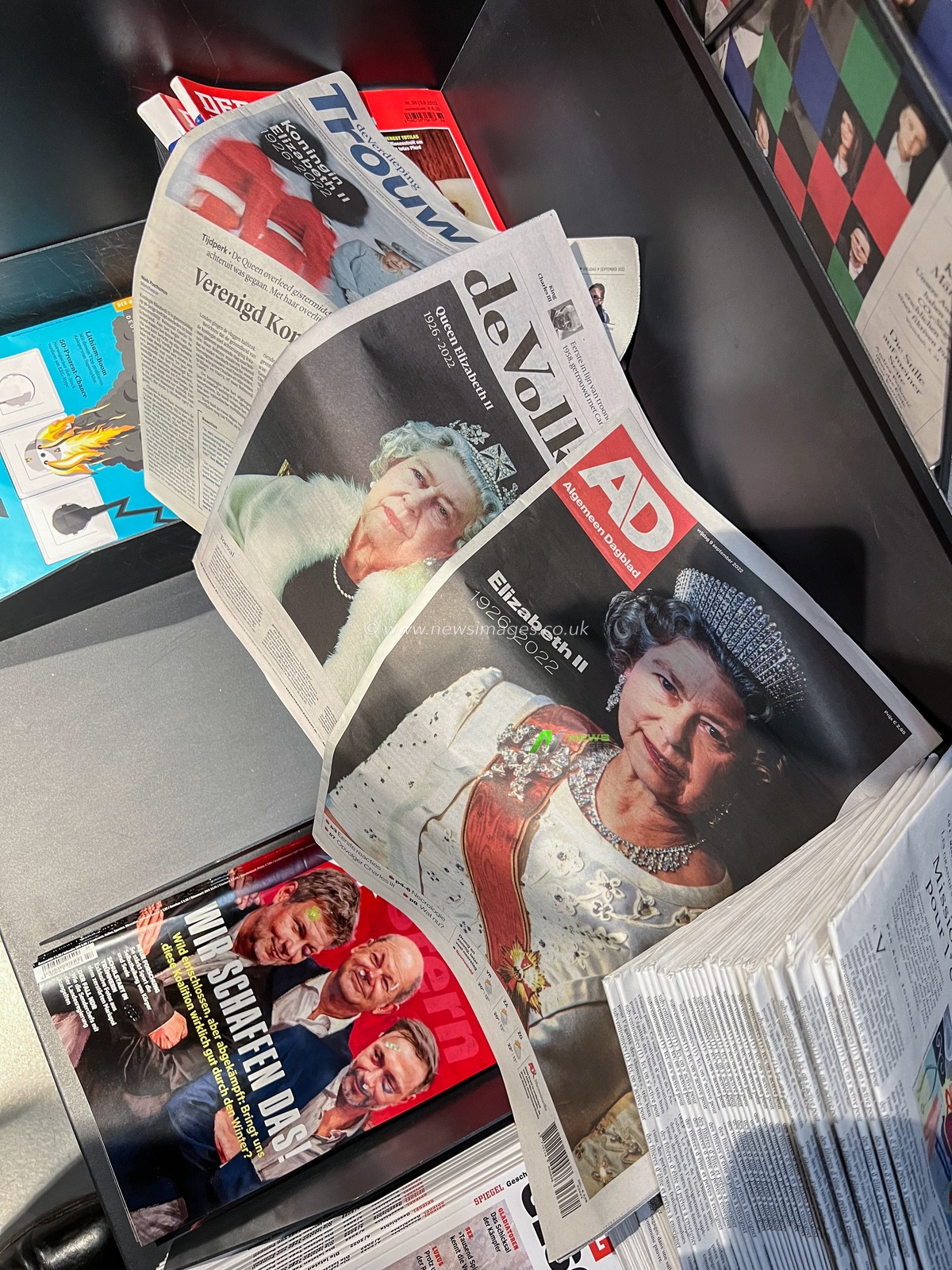 Newspapers in Amsterdam Airport Schipho show images of Her Majesty The Queen after she sadly passed away, Amsterdam,Netherlands, 9th September 2022.

(Photo by Steve Flynn/News Images)