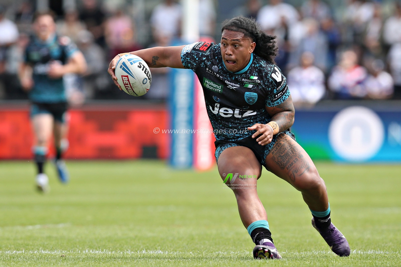Fanitesi Niu of Leigh Leopards during the Betfred Super League Round 14 match Wakefield Trinity vs Leigh Leopards at DIY Kitchens Stadium, Wakefield, United Kingdom, 15th June 2025

(Photo by Sam Eaden/News Images)