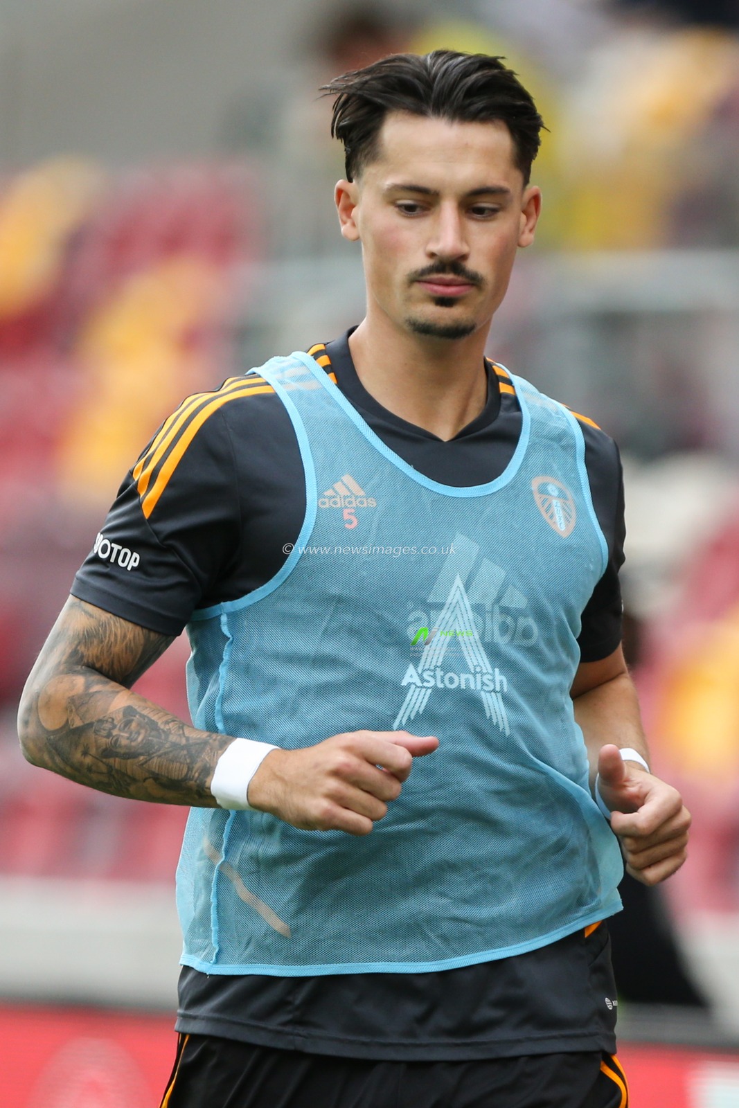 Robin Koch #5 of Leeds United warms up during the Premier League match Brentford vs Leeds United at Brentford Community Stadium, London, United Kingdom, 3rd September 2022

(Photo by Arron Gent/News Images)