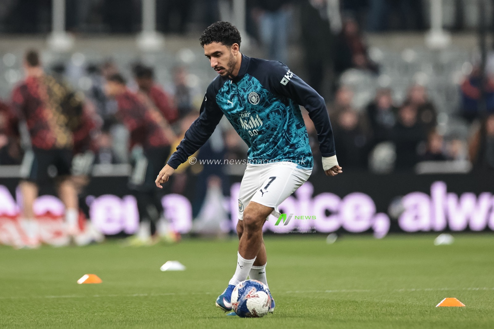 Omar Marmoush of Manchester City in the pregame warmup session during the Emirates FA Cup 5th Round  match Newcastle Untied vs Manchester City at St. James's Park, Newcastle, United Kingdom on 07 March 2026

(Photo by Mark Cosgrove/News Images)