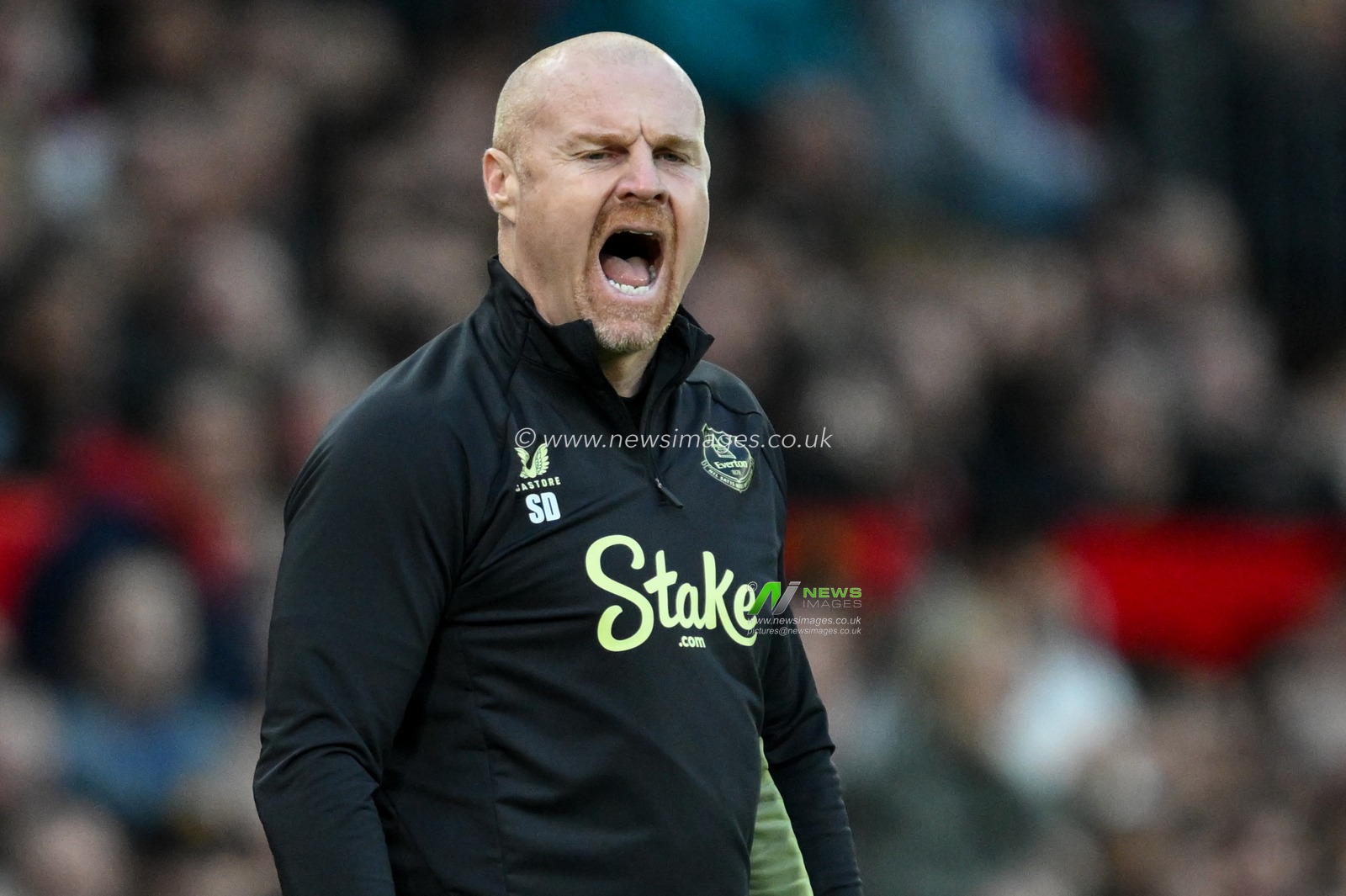 Sean Dyche Manager of Everton shouts instructions during the Premier League match Manchester United vs Everton at Old Trafford, Manchester, United Kingdom, 1st December 2024

(Photo by Craig Thomas/News Images)