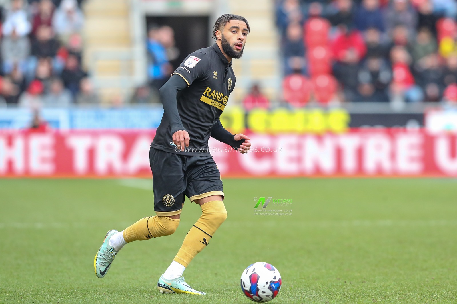 Jayden Bogle #20 of Sheffield United passes the ball during the Sky Bet Championship match Rotherham United vs Sheffield United at New York Stadium, Rotherham, United Kingdom, 4th February 2023

(Photo by Gareth Evans/News Images)